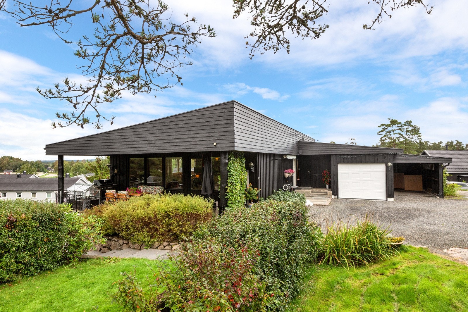 Spennende arkitektur og stor overbygget terrasse Galleribilde