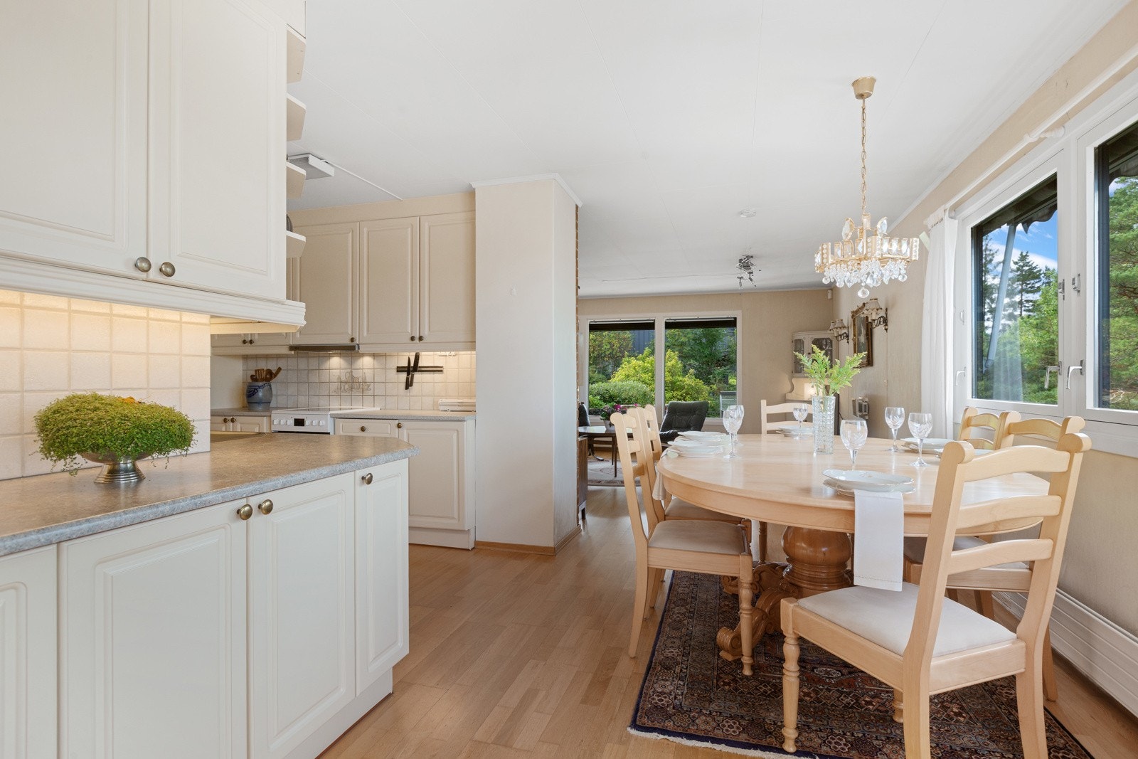 Kjøkken med frokostbord Galleribilde