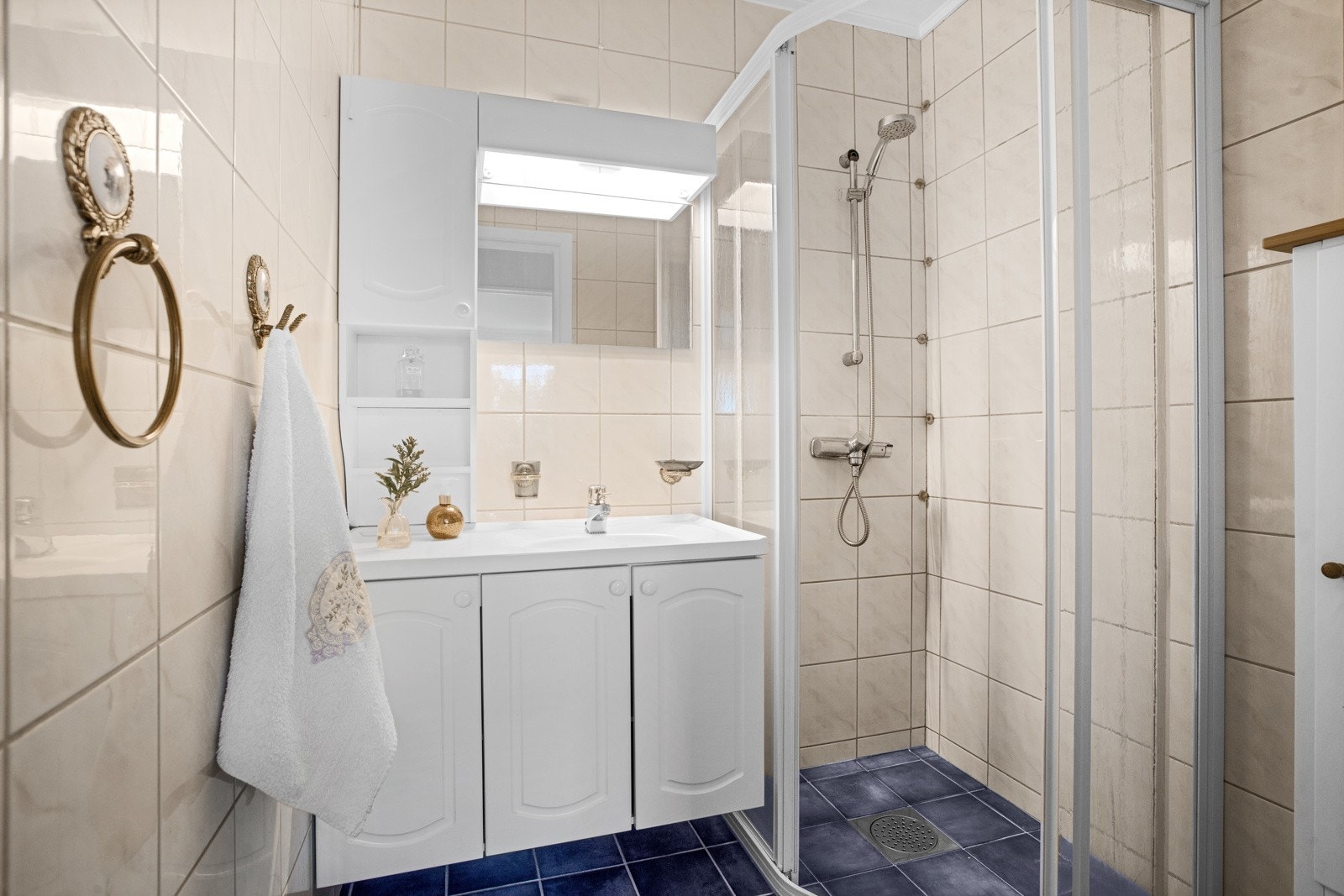 Badet er flislagt med varmekabler Galleribilde