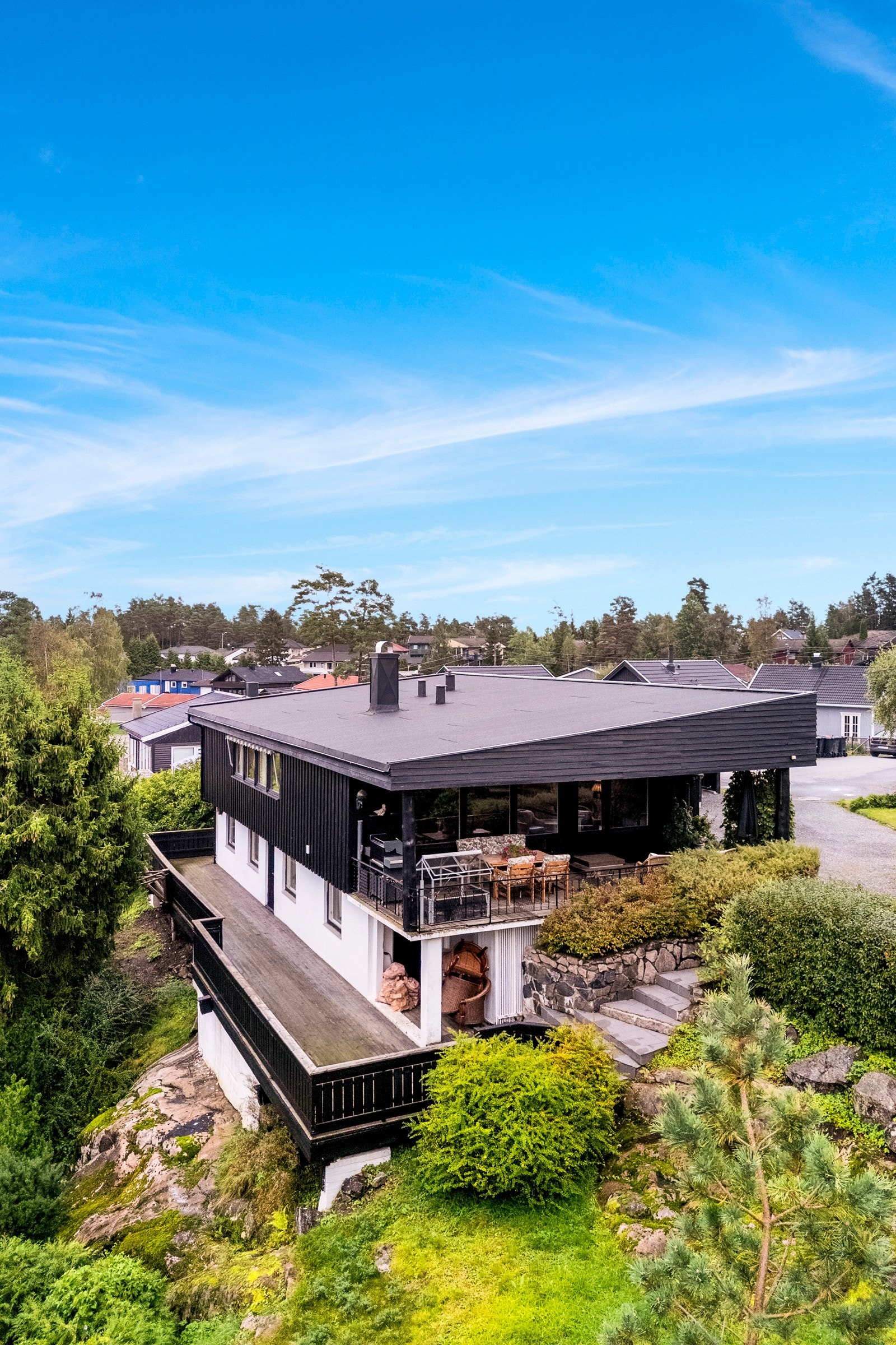 Legg merke til den store overbyggede terrassen samt terrassen på utsiden av underetg. Galleribilde