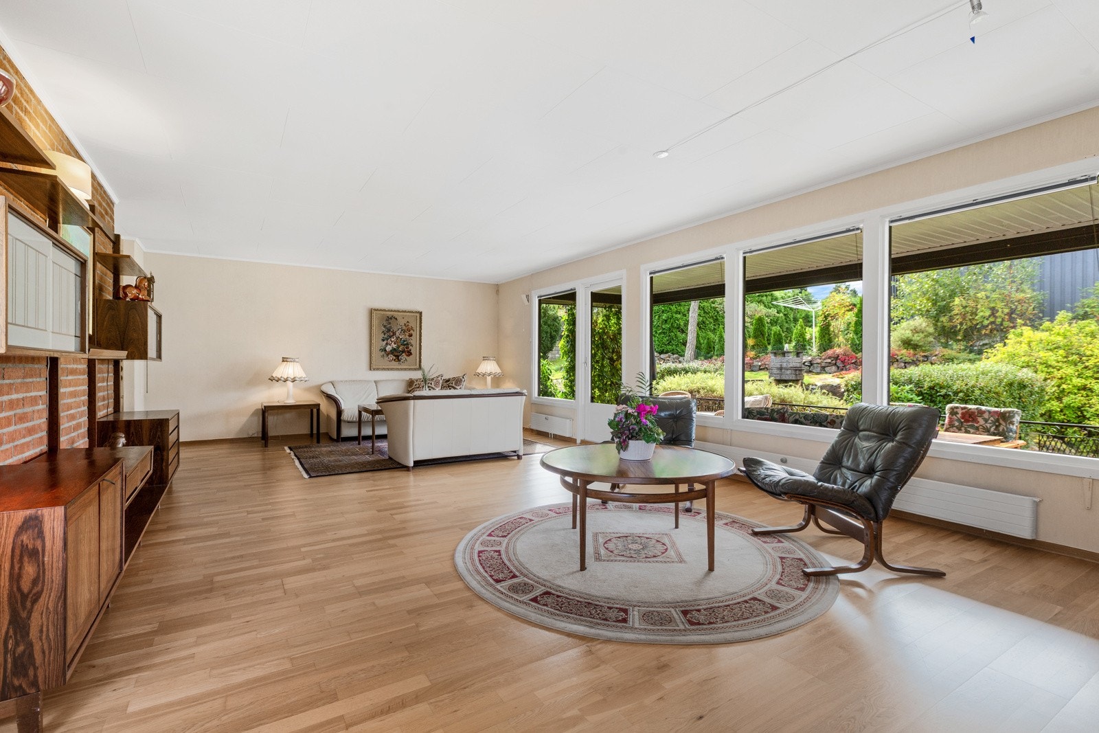 Store stuearealer og legg merke til de store vindusflatene som gir fint utsyn Galleribilde