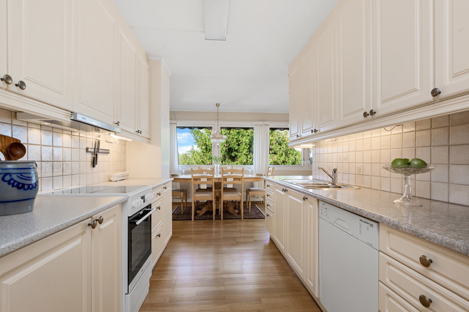 Lys kjøkkeninnredning Galleribilde