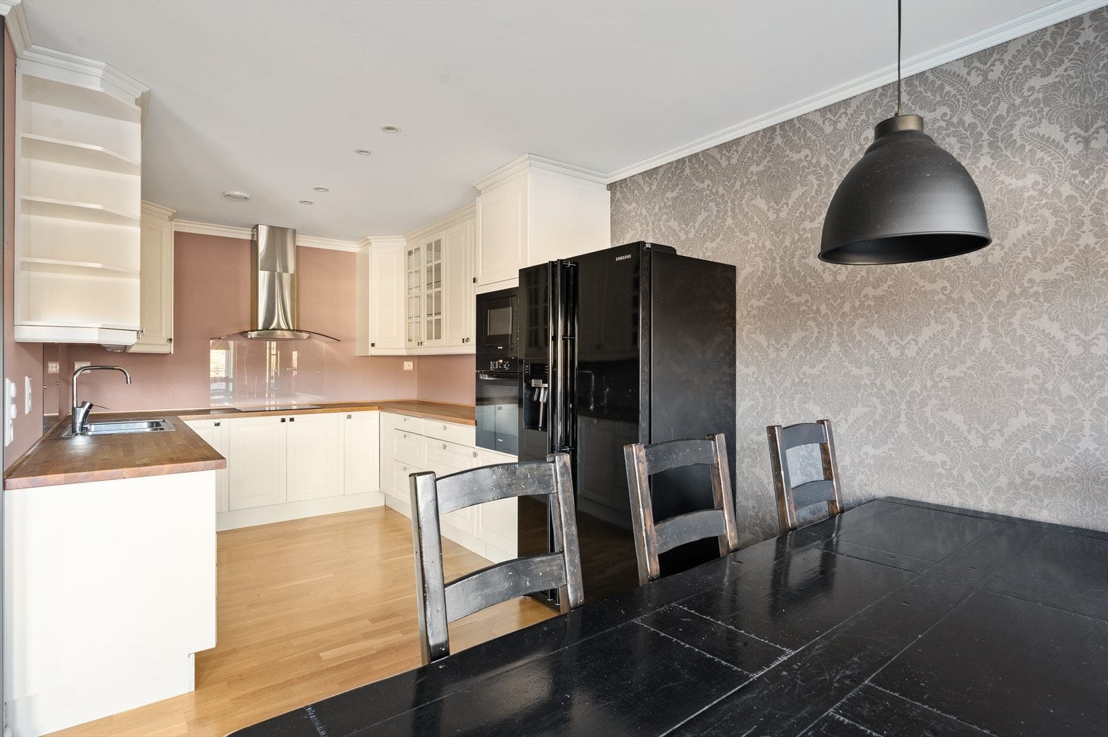 Lyst kjøkken i delvis åpen løsning Galleribilde