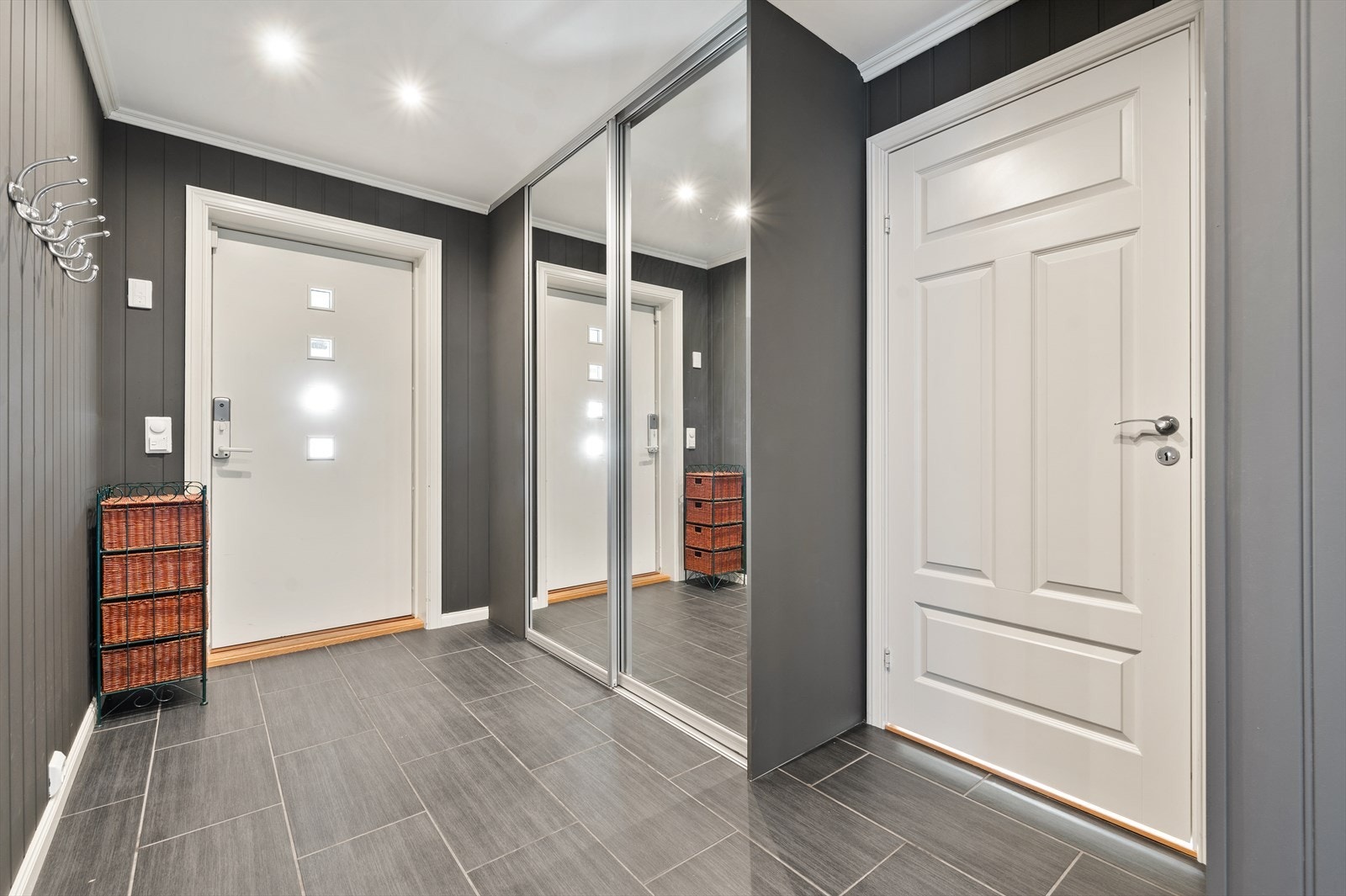 Hyggelig entre med garderobeløsning og fliser med varmekabler Galleribilde