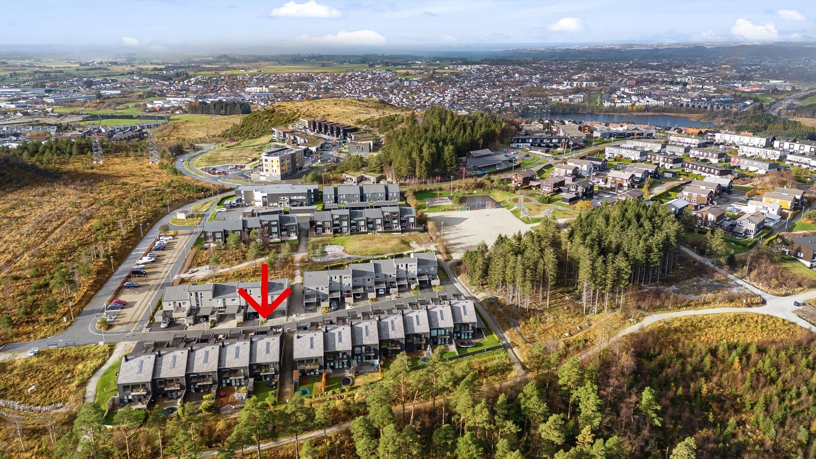 Boligen ligger i med kort avstand til Buggeland skole (1-7 Kl.) 7 min å gå, Bogafjell skole (1-7 kl.) 16 min å gå og Bogafjell ungdomsskole (8 - 10 kl.) 19 min å gå, Galleribilde