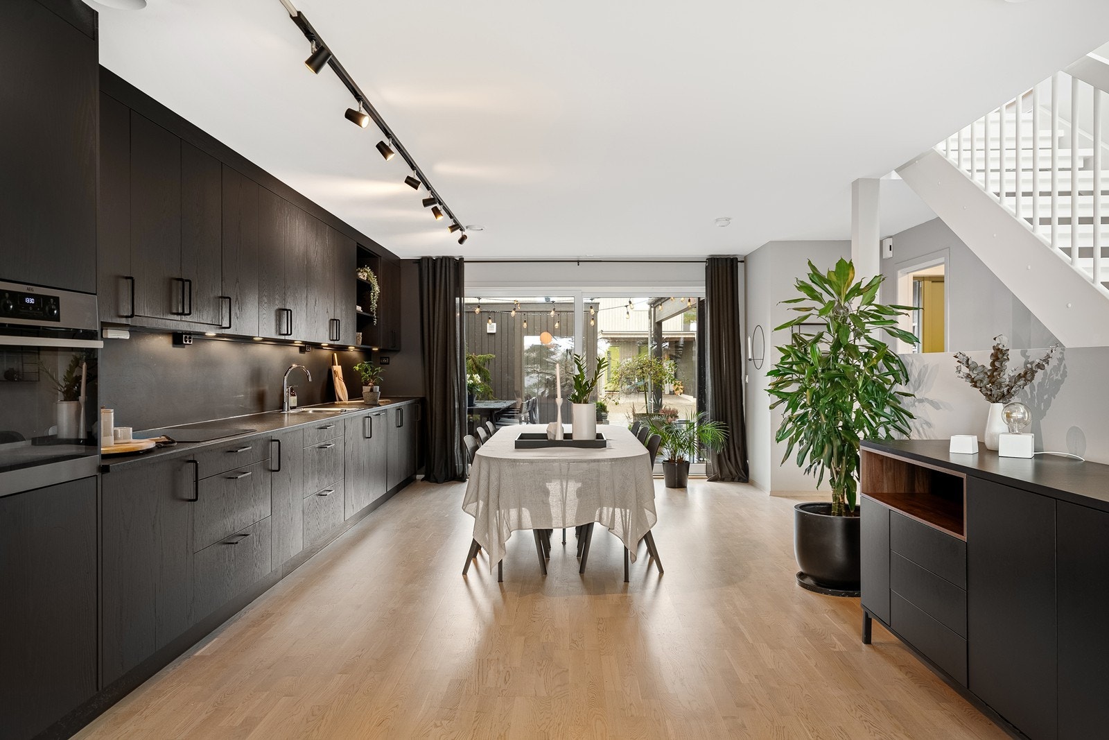 Vinduer fra tak til gulv gir fint lys inn og gir god atmosfære Galleribilde