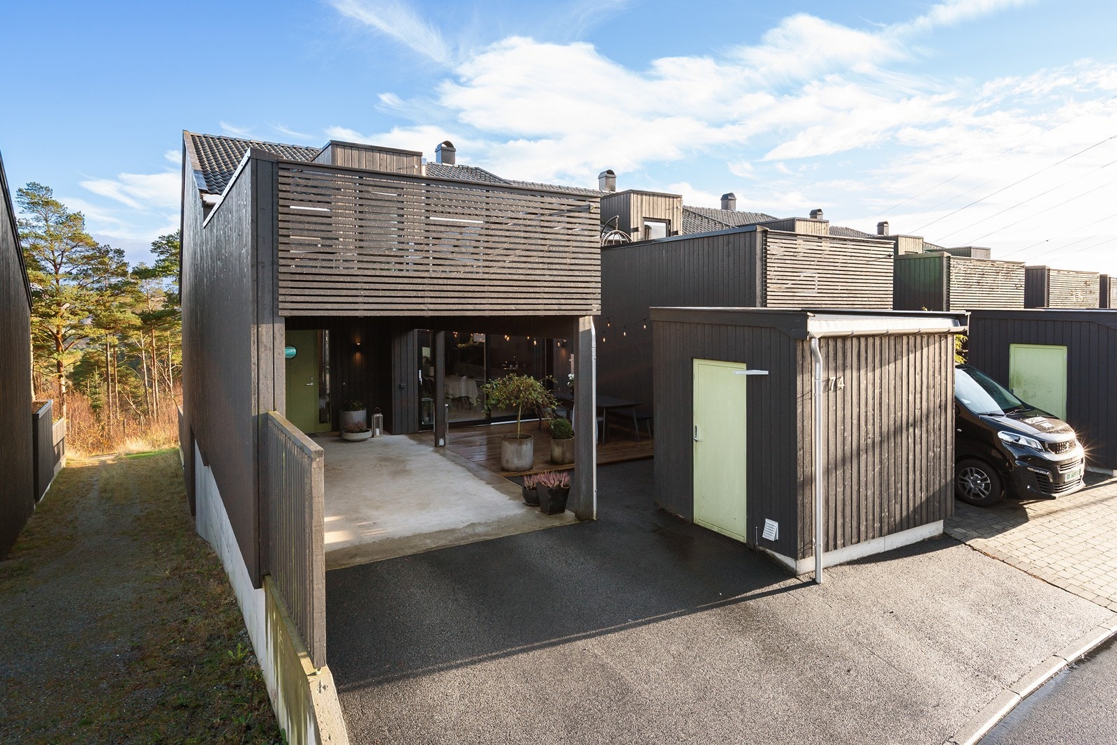 Det er redskapsbod både på fremsiden og baksiden av huset til oppbevaring Galleribilde