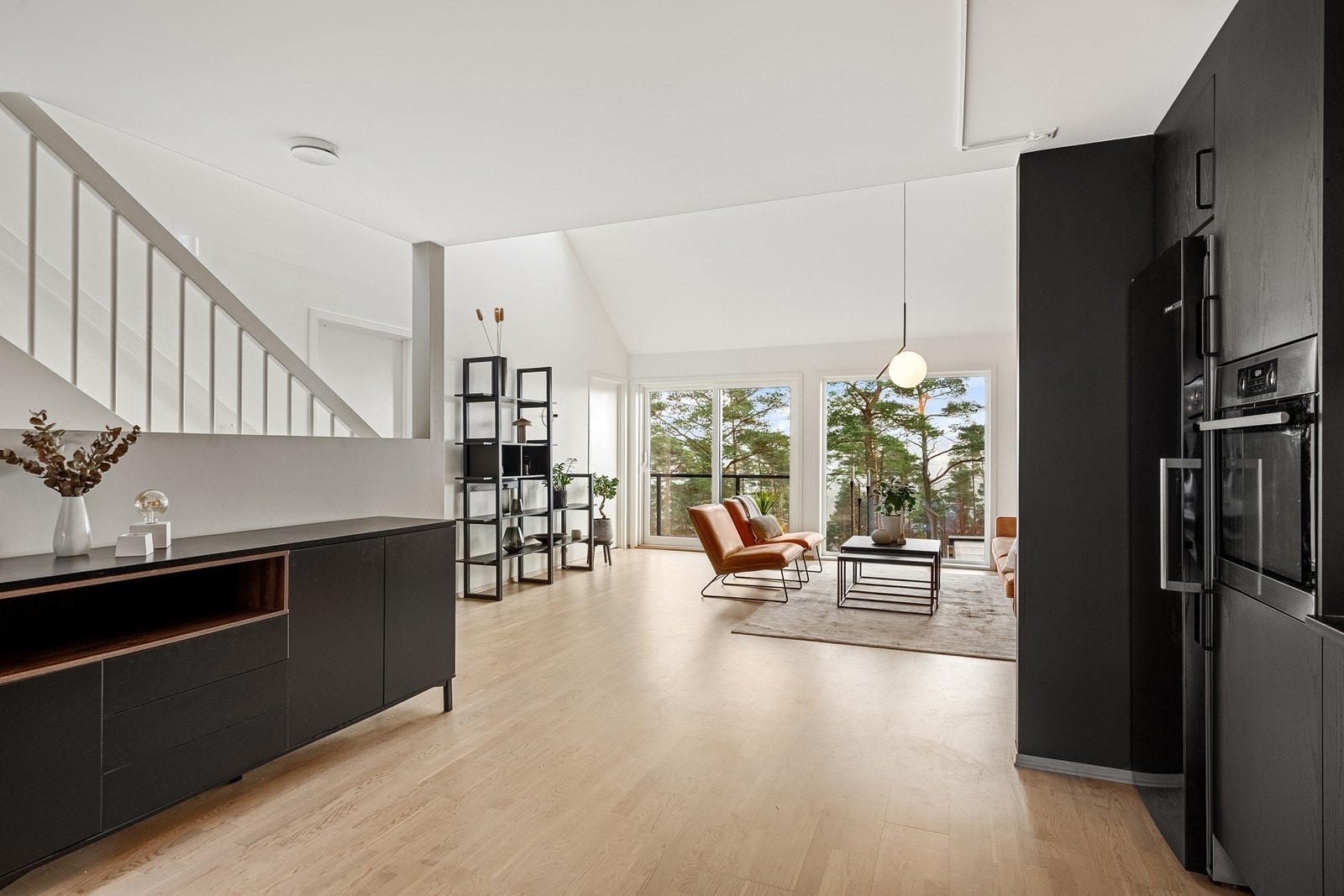 Kjøkkenet er i den ene enden og dagligstue i den andre. Det er trapp opp til TV- stue Galleribilde