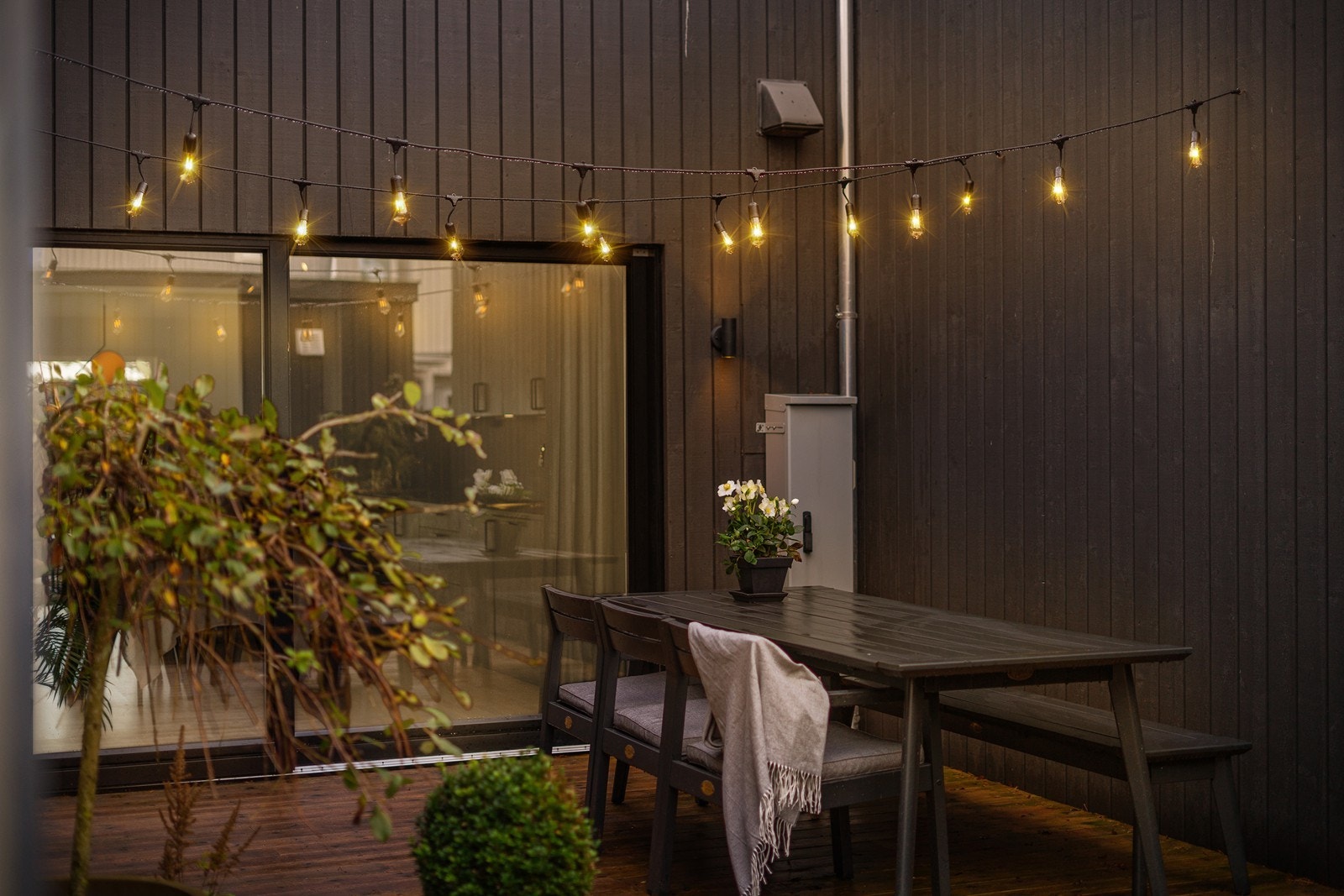 Terrassen blir et ekstra rom på kvelden - lunt og levende. Galleribilde