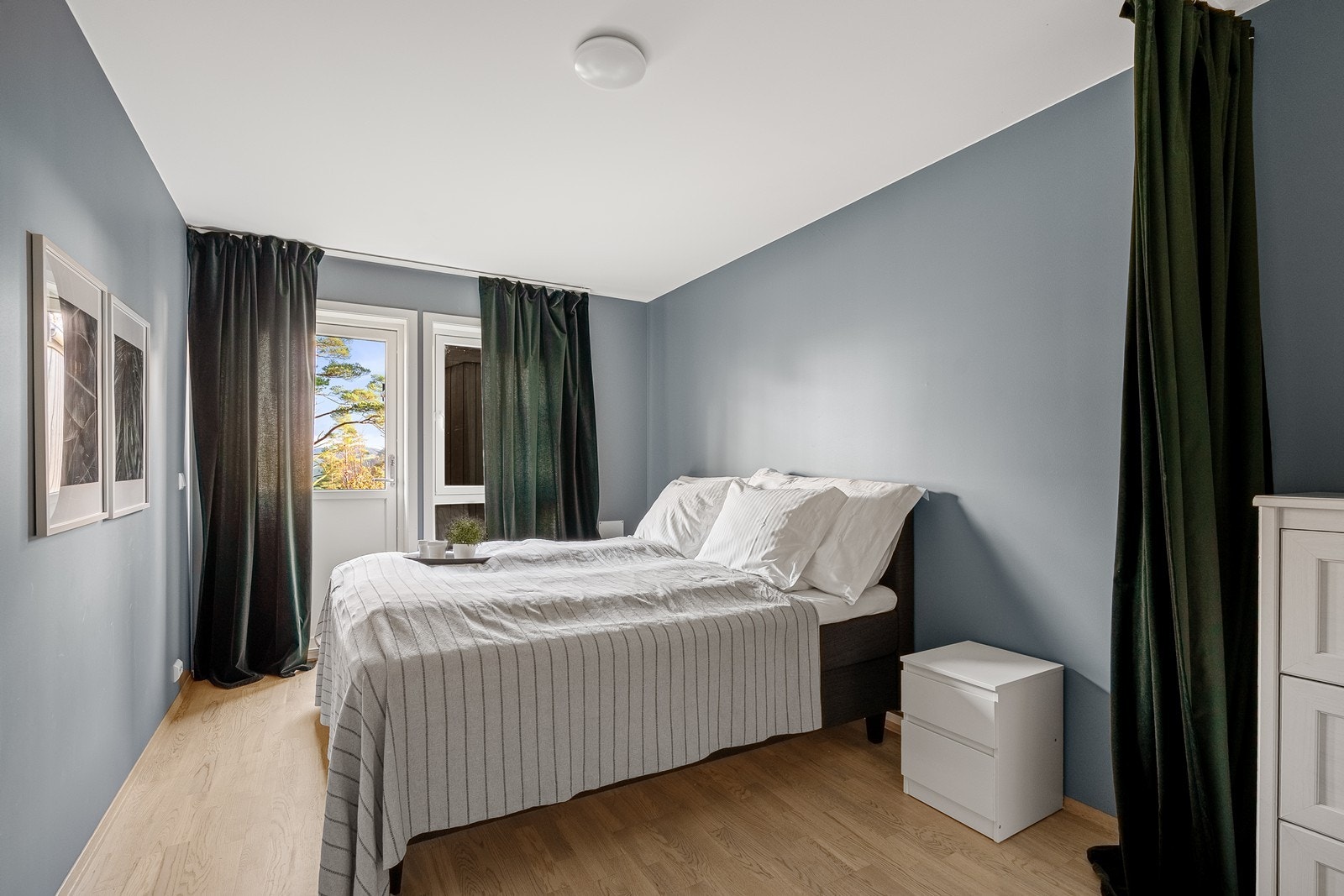 Hovedsoverom med utgang til hage Galleribilde