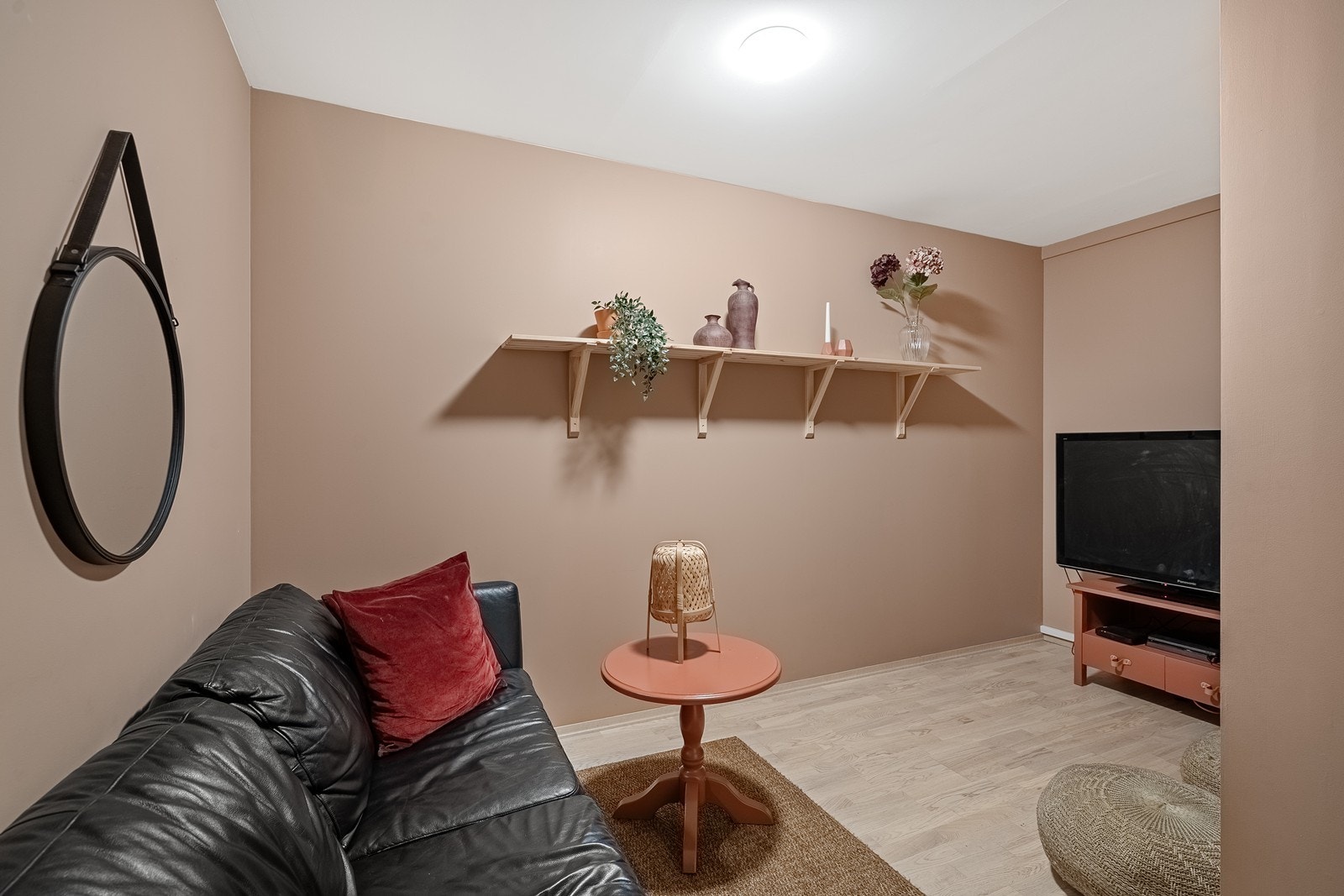 Ekstra rom innredet som TV-rom eller lekerom - lune farger og god plass. Galleribilde