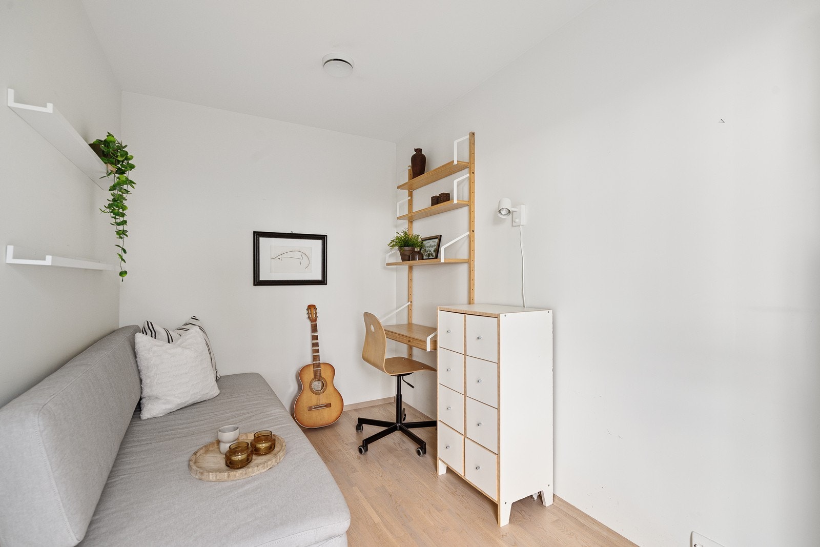 Lyst og trivelig rom - perfekt som gjesterom eller hjemmekontor. Galleribilde