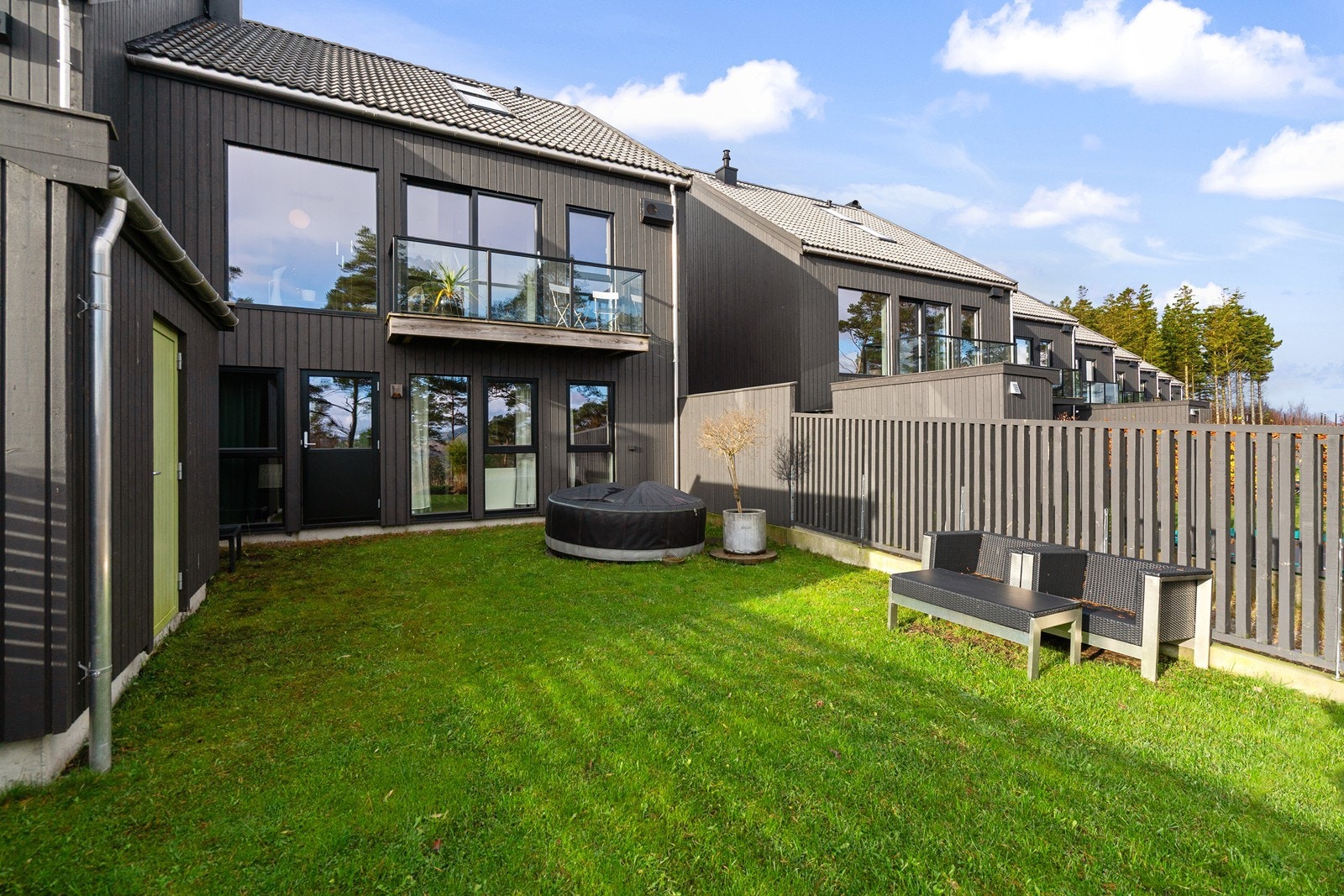 Hage med stor boltreplass for de små Galleribilde