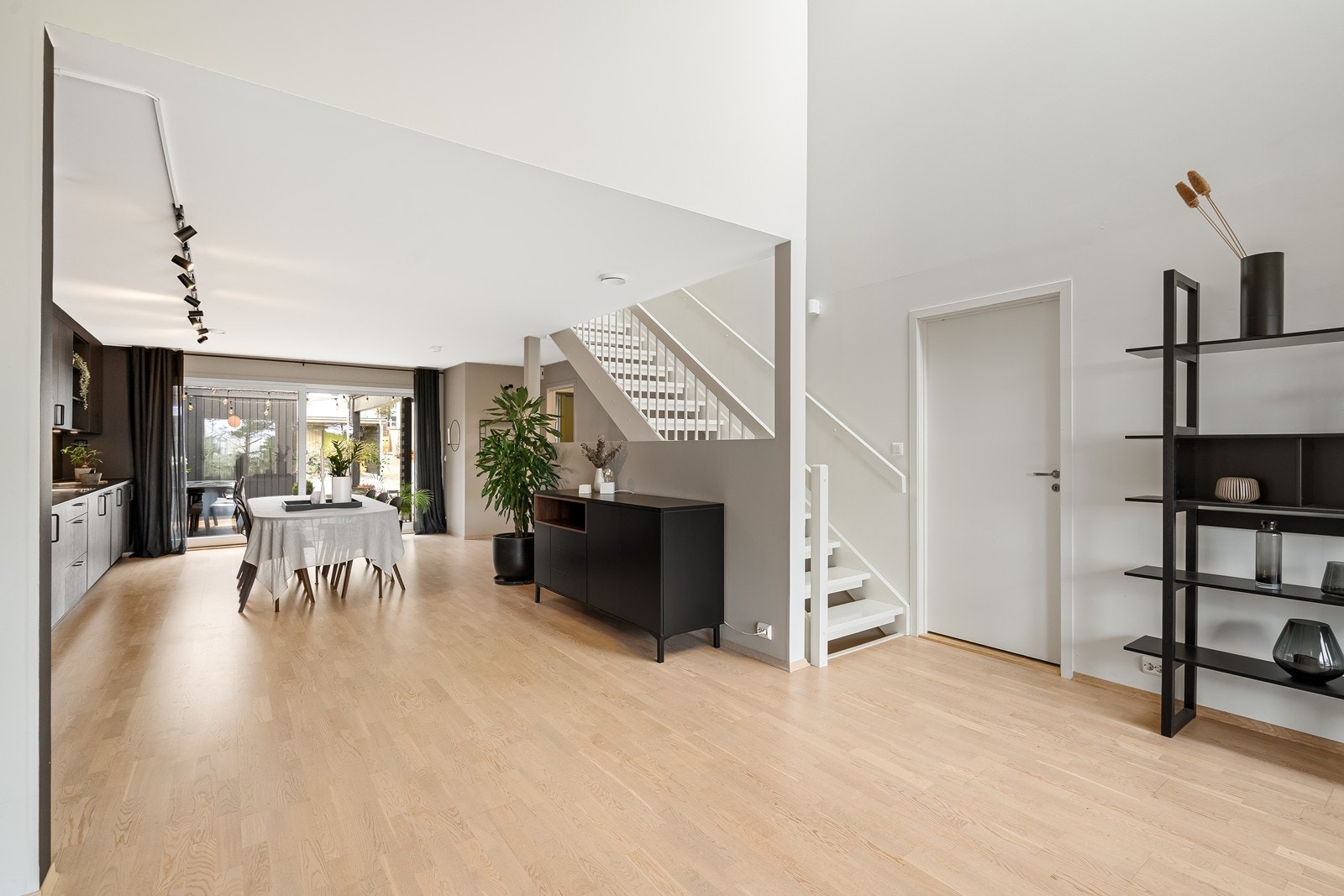 Åpen løsning mot kjøkken og mot loftsstue gir en unik romfølelse. Galleribilde