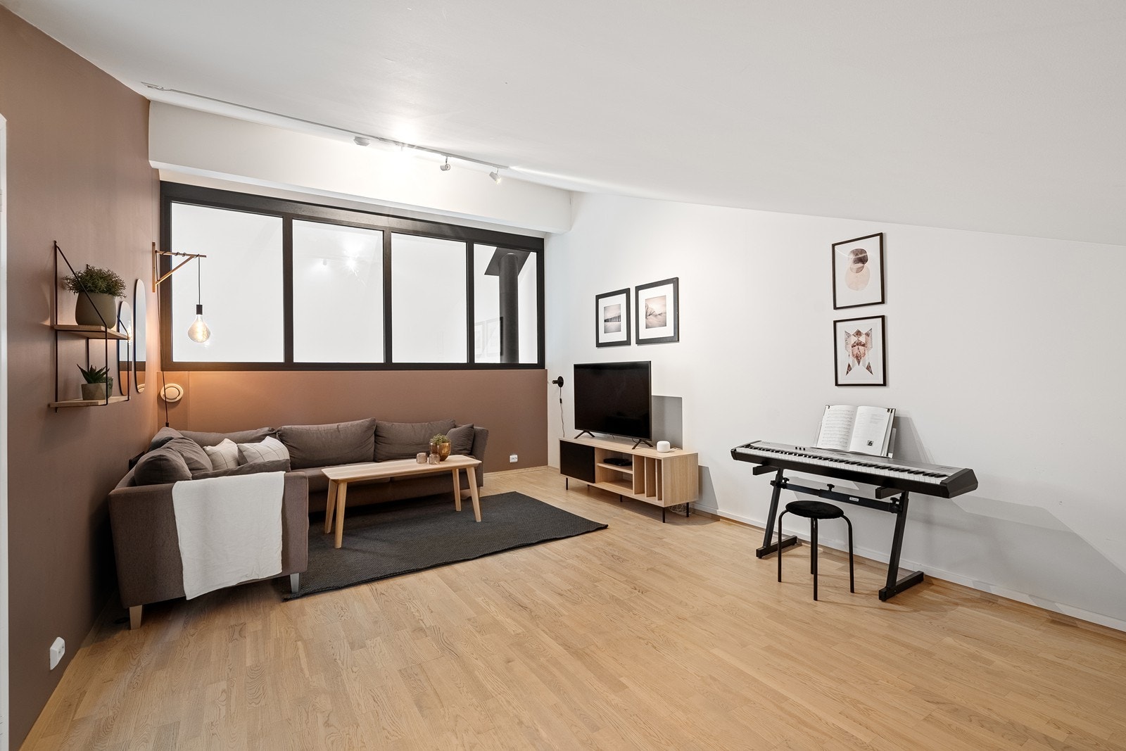 Lys og åpen loftsstue med utsikt ned til stuen - gir rommet ekstra luft og karakter. Galleribilde