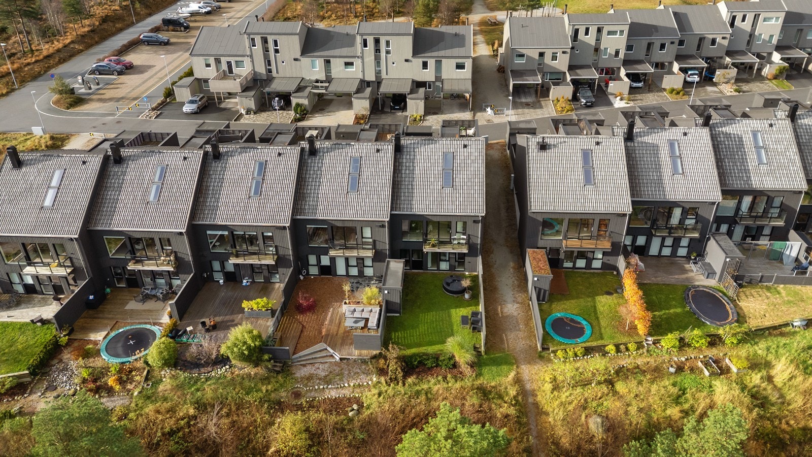 Dette er et rekkehus for deg som ønsker et moderne hjem med sjel, kvalitet og nærhet til naturen - et sted du virkelig kan trives og vokse. Galleribilde