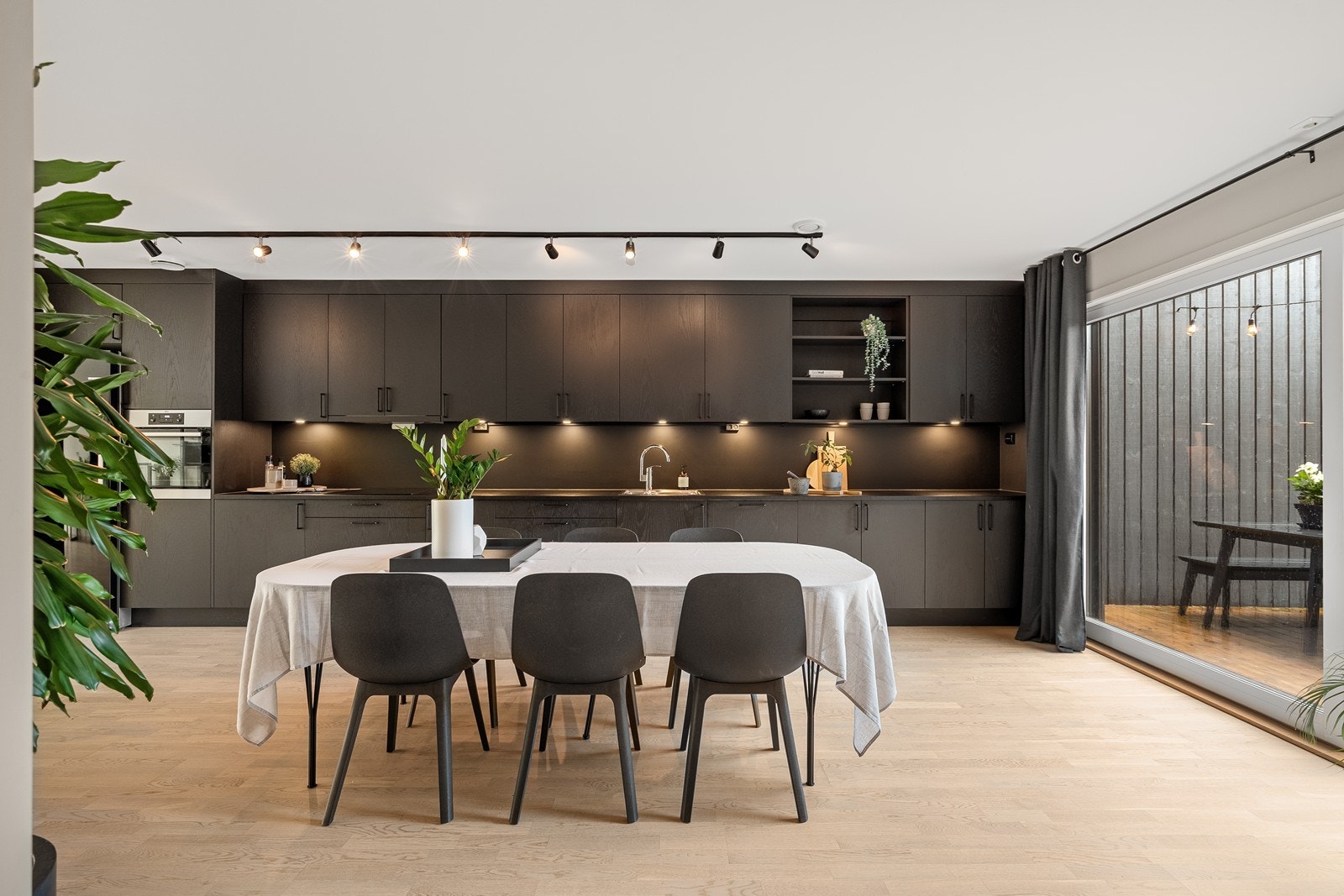 Lekkert kjøkken fra kvalitetsleverandøren Bjerks trevare med rikelig med benk - og skapplass til oppbevaring og matlaging Galleribilde