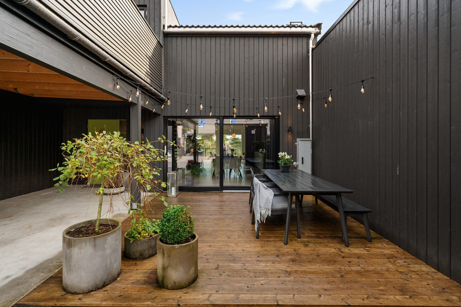 Terrassen ligger lunt til og har direkte tilgang til kjøkkenet - perfekt for sosiale anledninger. Galleribilde