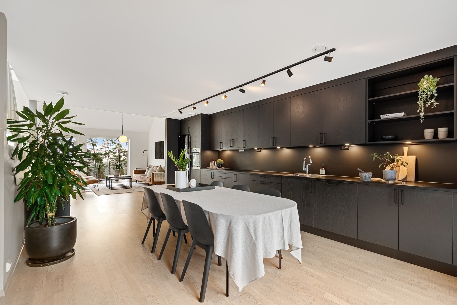 Velkommen inn! Boligen holder en stilren og moderne standard hvor en kan flytte rett inn Galleribilde