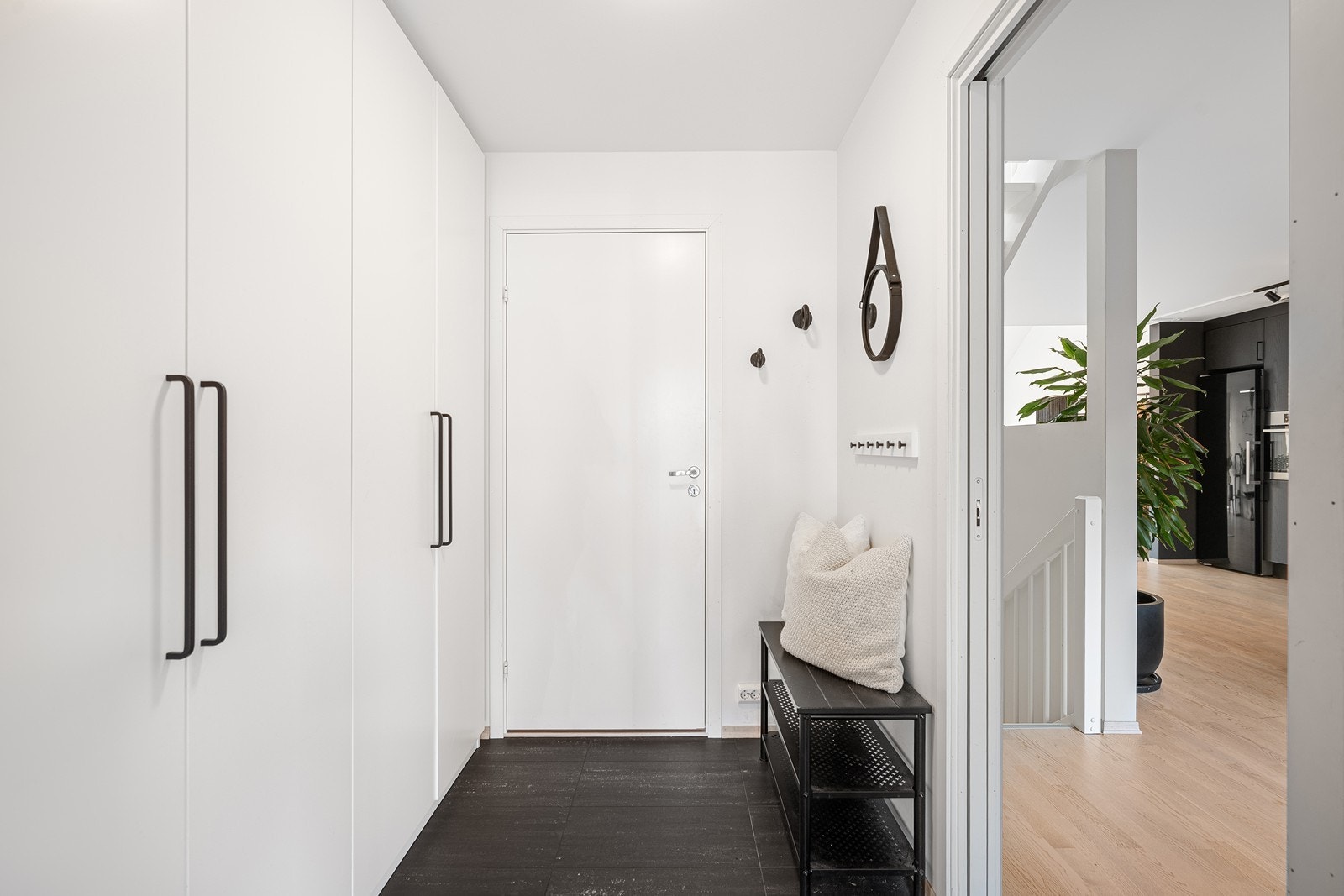 Lys og innbydende entré med store garderobeskap og god plass til oppbevaring. Galleribilde
