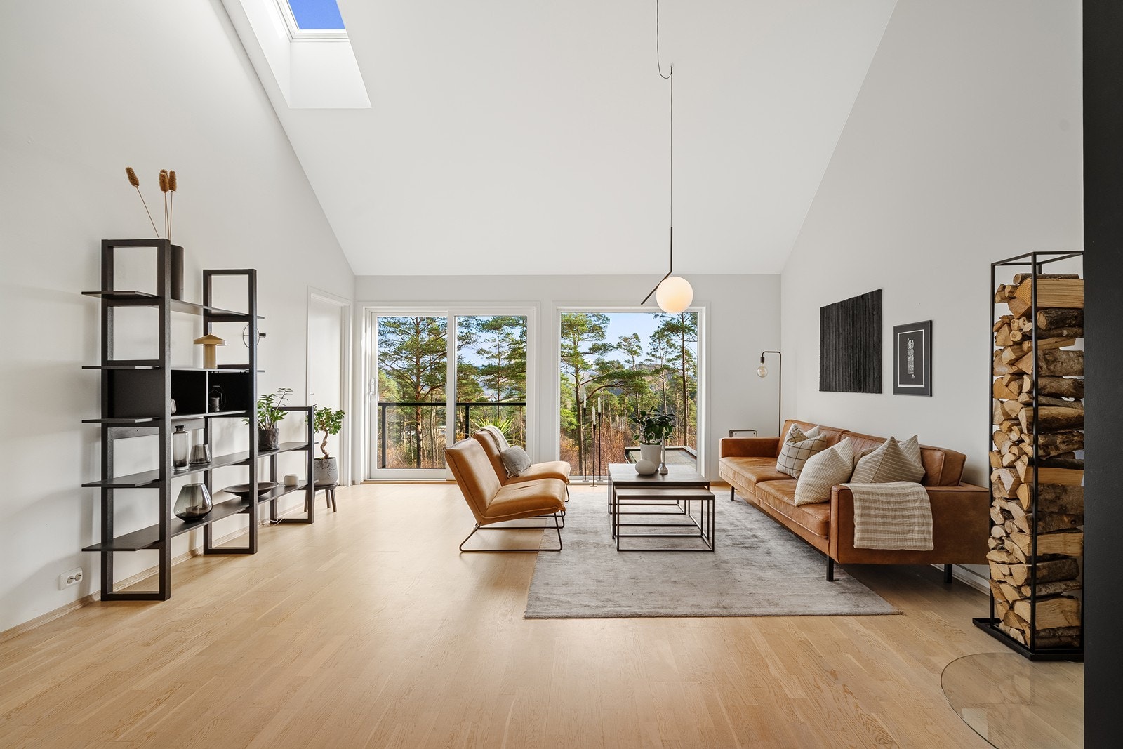 Stor og luftig stue med ekstra takhøyde og store vindusflater. Galleribilde
