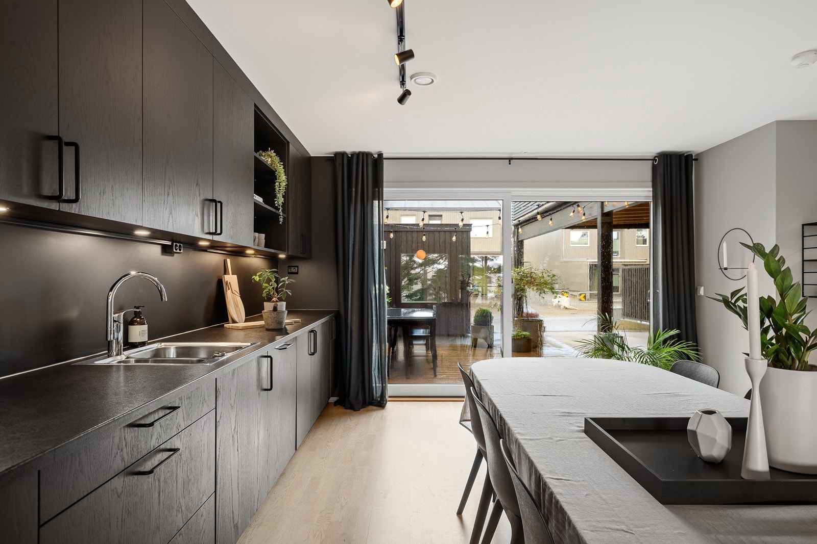 Skyvedører ut til terrasse gir en fin forlengelse av kjøkkenet på varme sommerdager Galleribilde