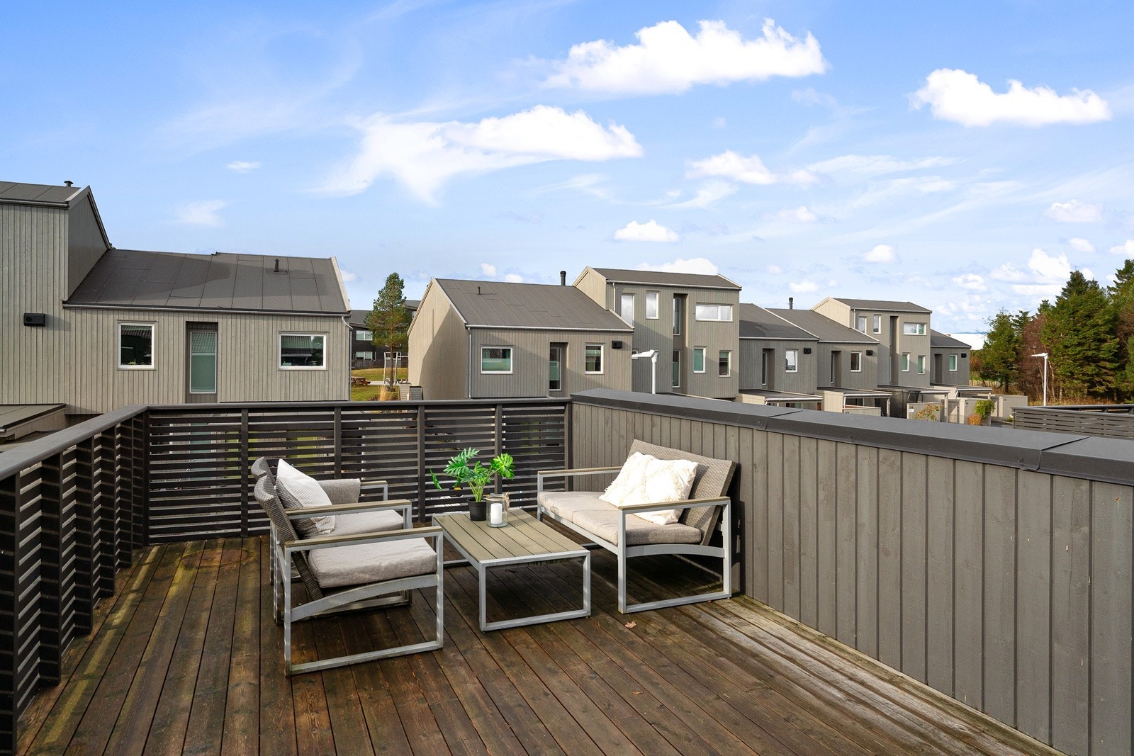 Takterrasse med god plass til utemøbler og beplantning. Galleribilde