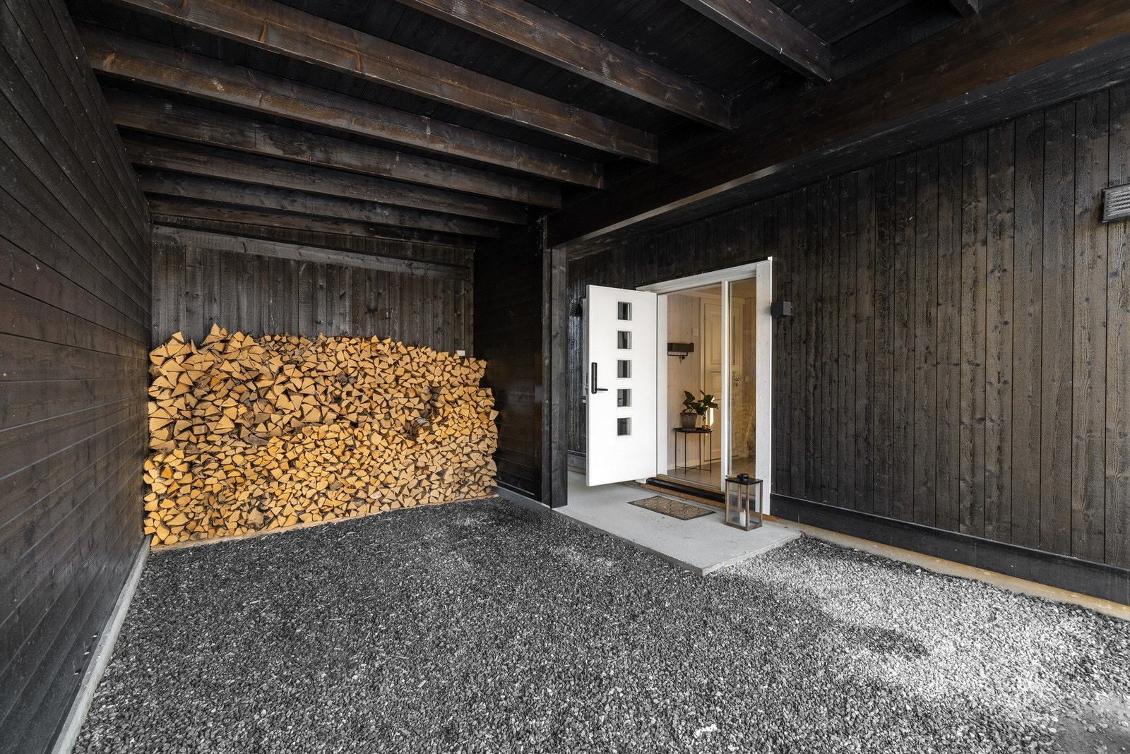 Carport og inngangsparti. Galleribilde