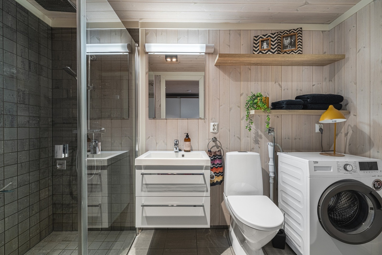 Delikat baderom med opplegg for vaskemaskin. Galleribilde