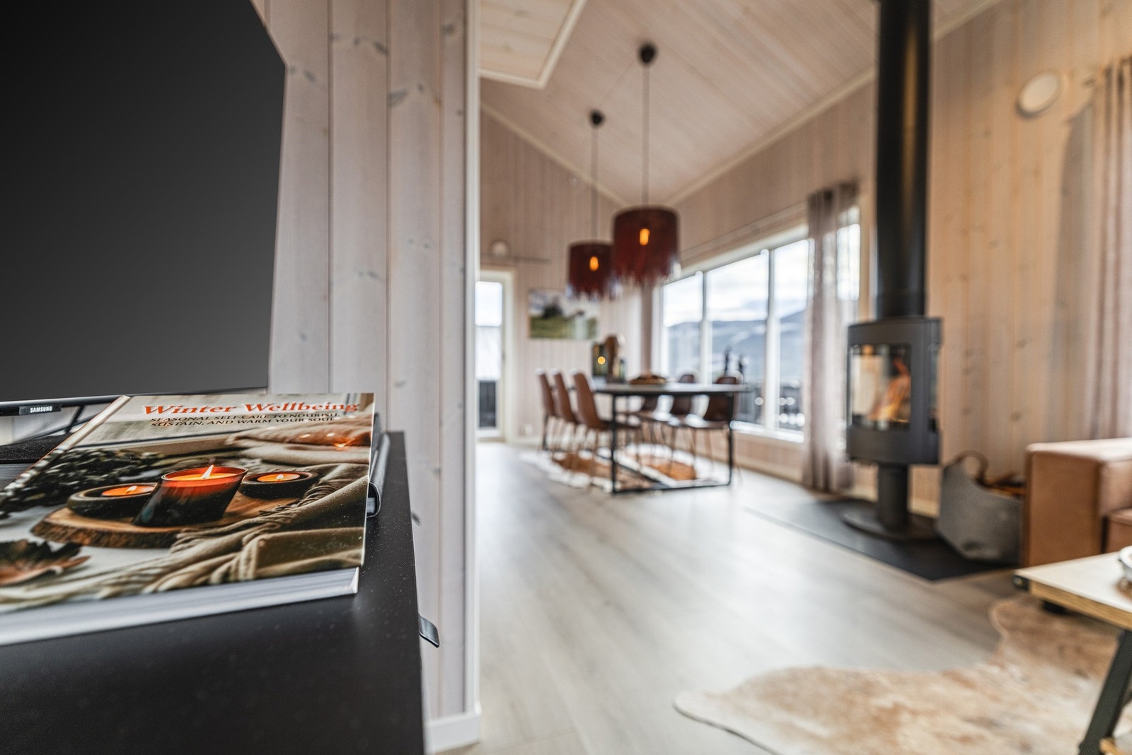 Moderne hytte med romslig planløsning. Perfekt for koselige vinterkvelder med peis og gode samtaler rundt spisebordet. Galleribilde