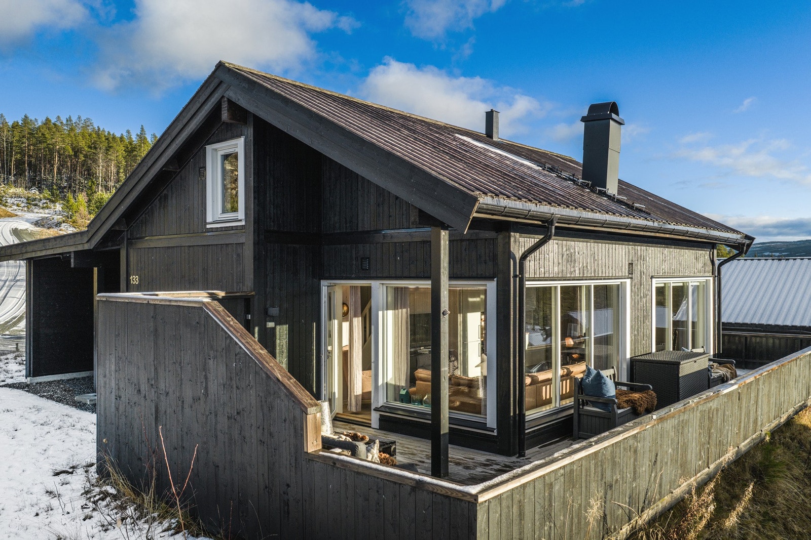 Hytta har stor terrasse på ca. 46 kvm. Galleribilde