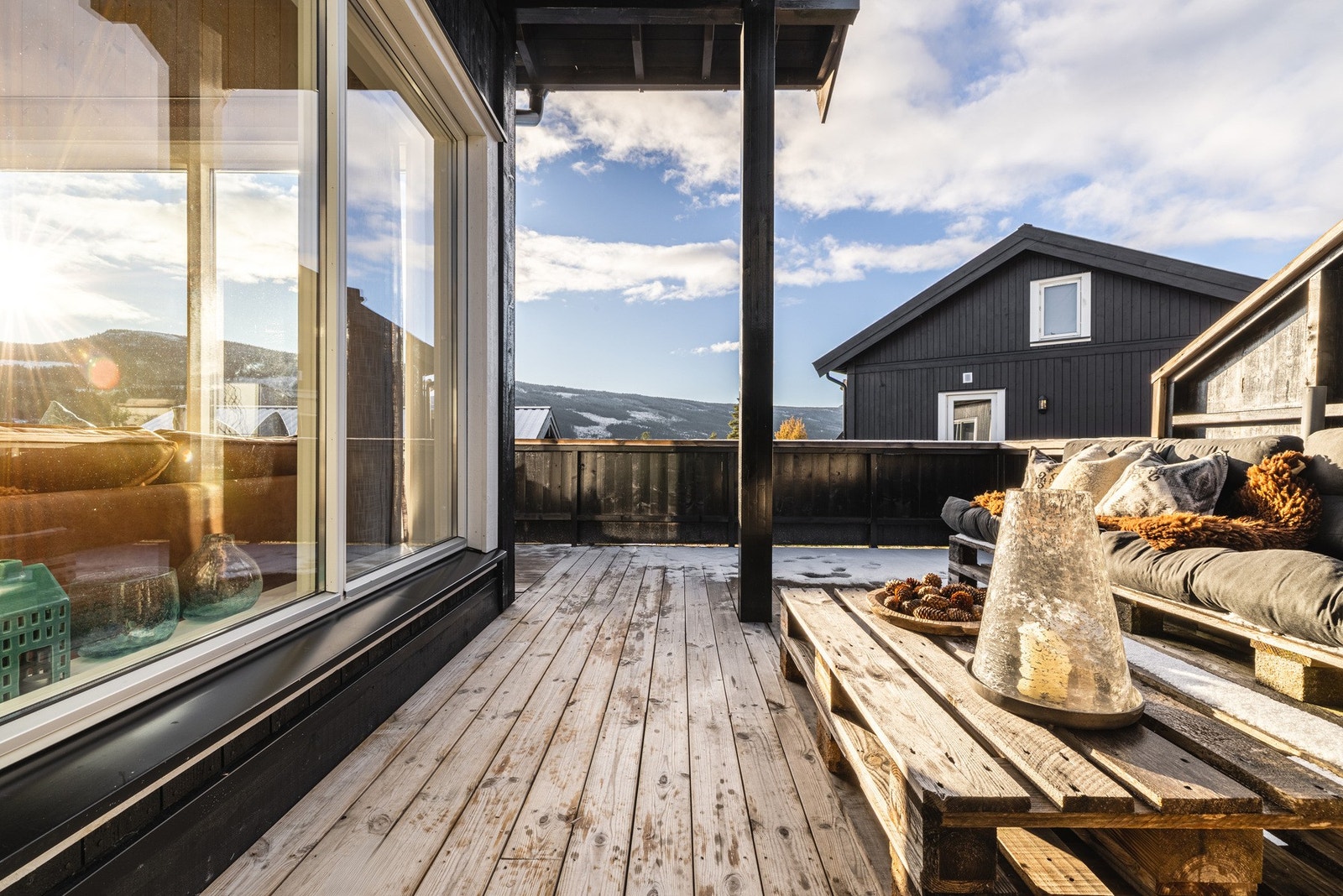 Solrik terrasse med flott utsikt over fjellandskap. Perfekt for avslapning og sosiale sammenkomster i naturskjønne omgivelser. Galleribilde