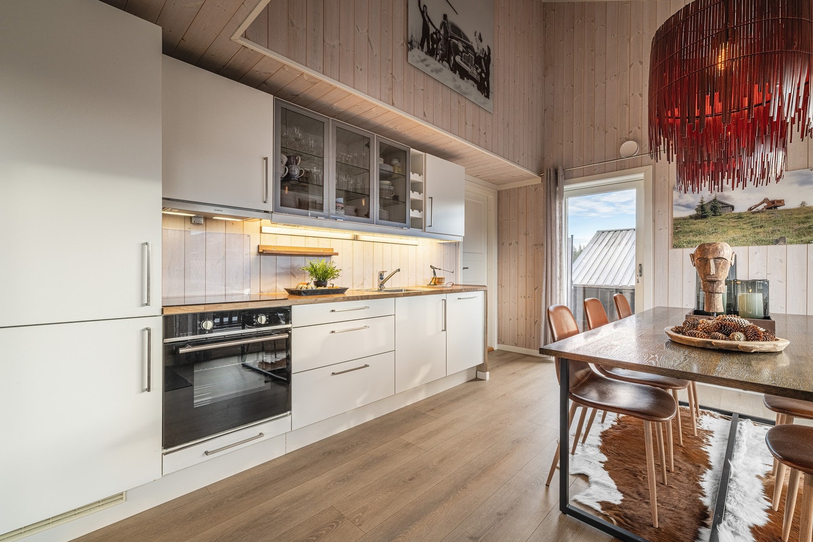 Kjøkken med integrerte hvitevarer. Galleribilde