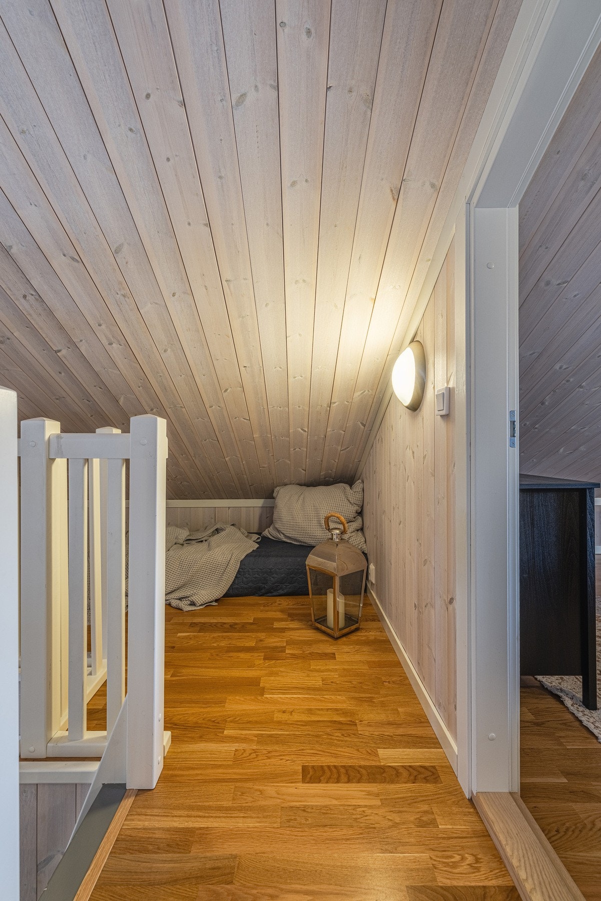 Koselig lite loftsrom med skråtak, perfekt for en liten leseplass. Galleribilde