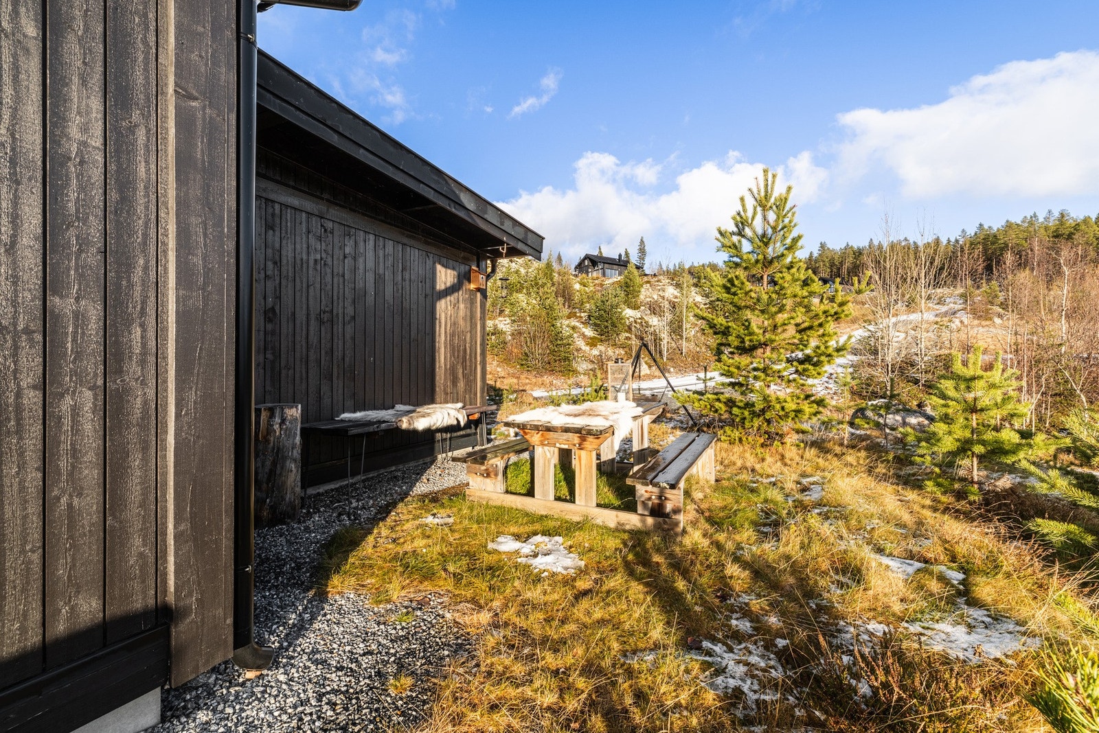 "Solplass" på baksiden av hytta. Galleribilde