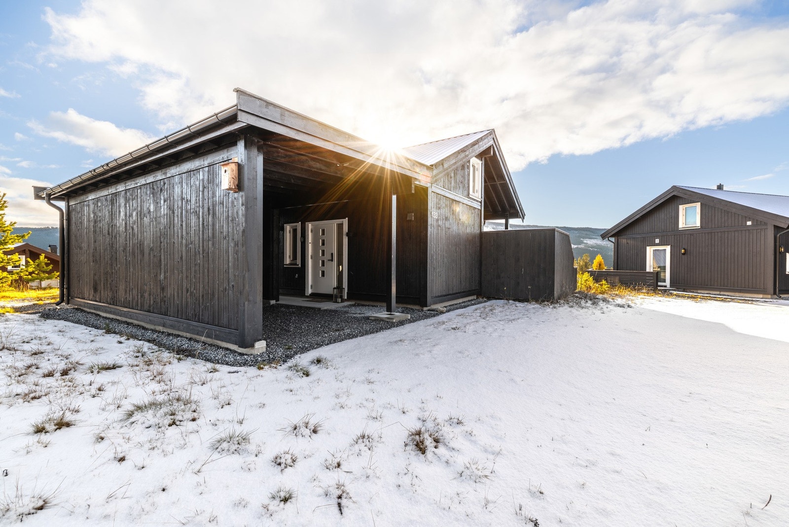 Moderne hytte med carport. Galleribilde