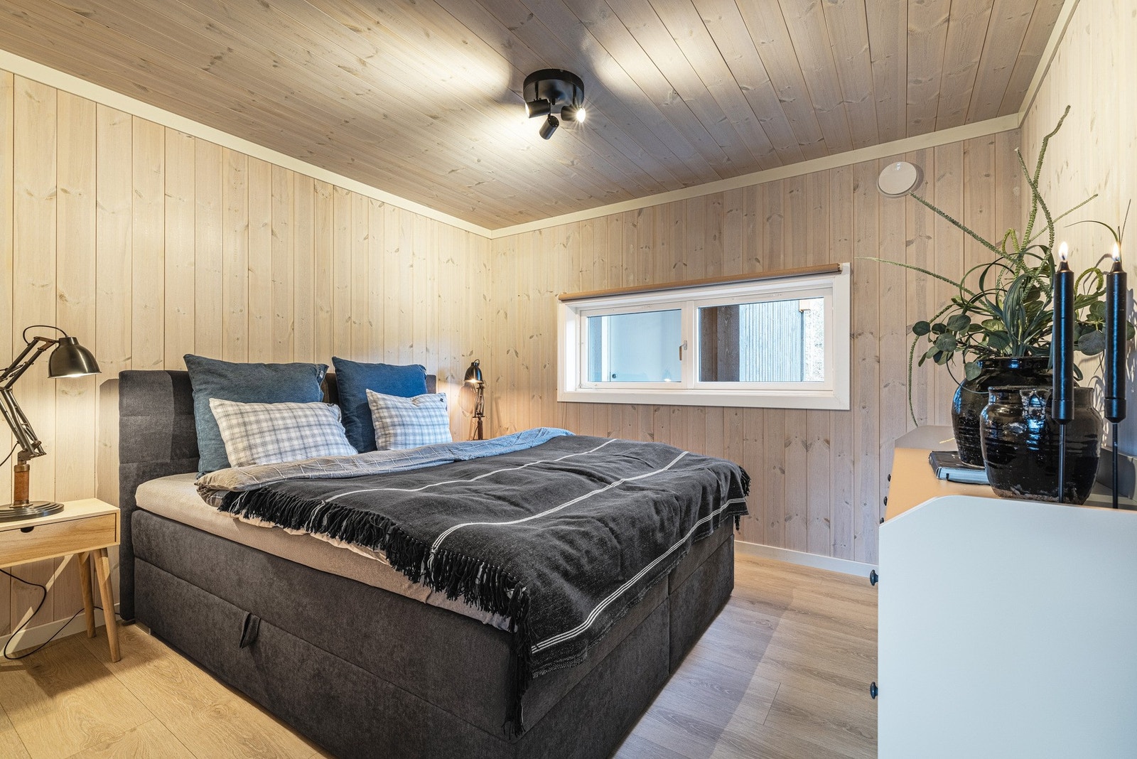 Koselig soverom med stilrene detaljer og naturlig lys. Perfekt for avslapning og ro i fjellheimen. Galleribilde