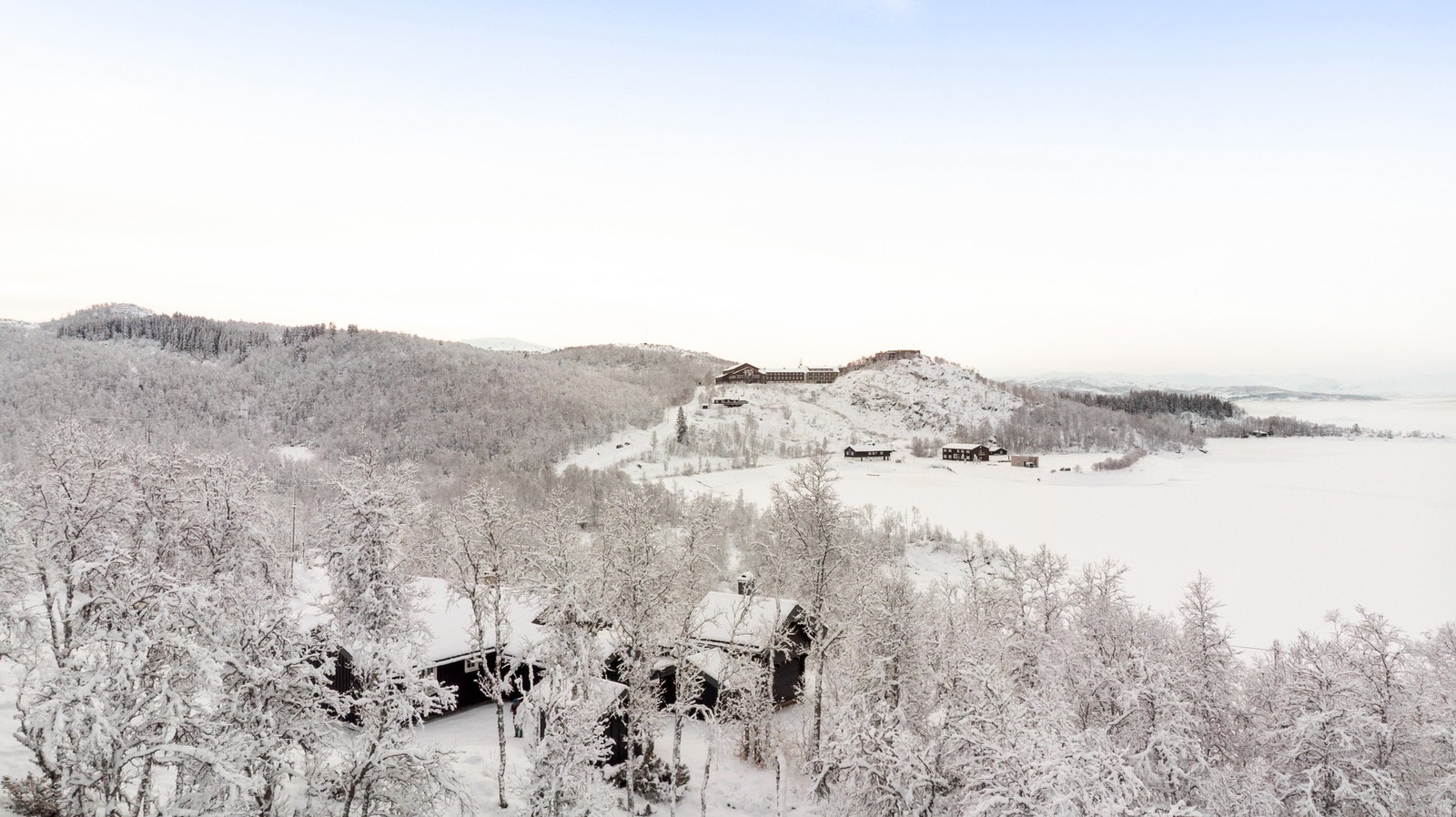 Rauland Skisenter ligger ca. 20 minutter fra hytta og regnes for å være et av de større skianleggene i landet. I tillegg ligger Gaustablikk Skisenter ca. 40 minutter fra hytta Galleribilde
