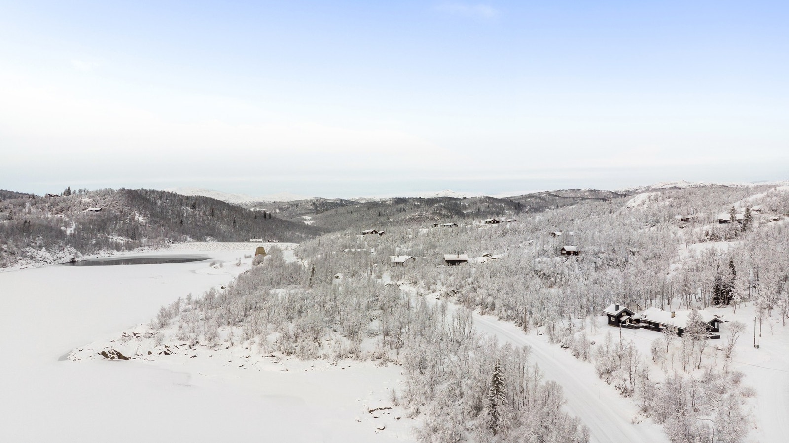 Hytta ligger 933 moh med fantastisk natur på alle kanter Galleribilde