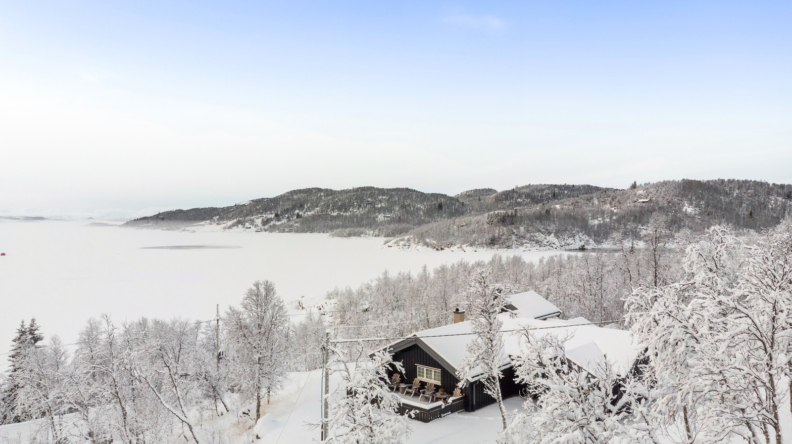 Området ligger ca midt i mellom Rjukan og Rauland sentrum, hvorav begge destinasjonene har et bredt utvalg av skisentre, restauranter, butikker og aktiviteter for store og små Galleribilde