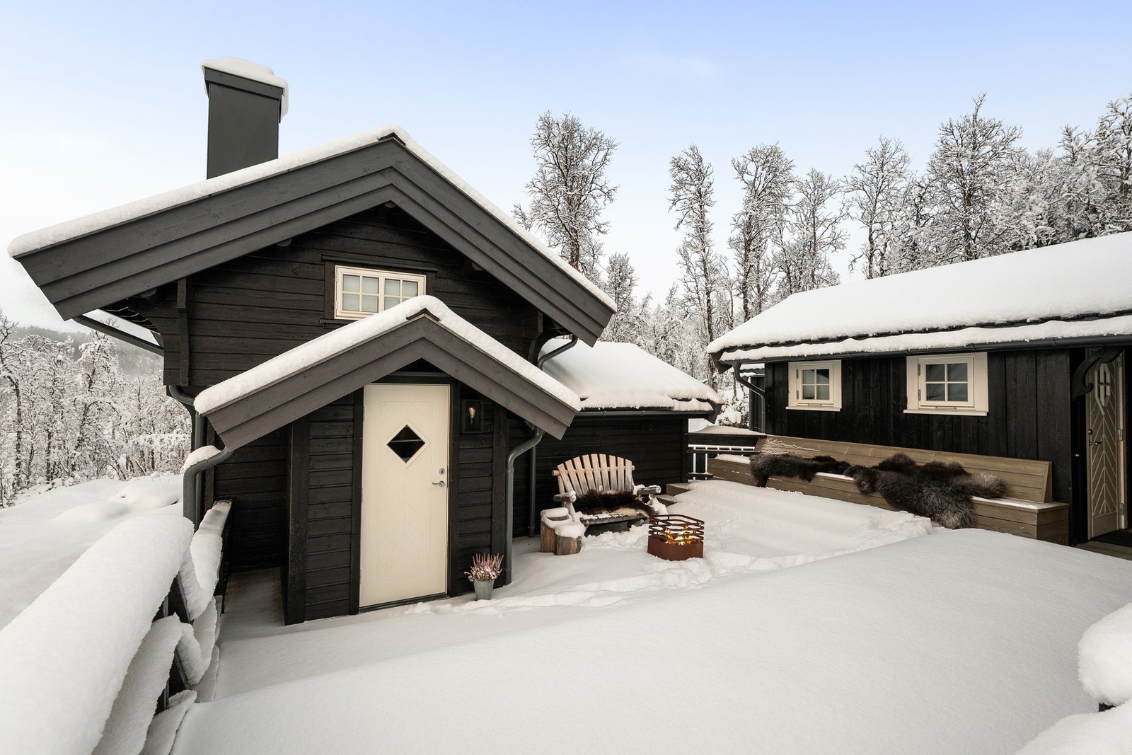 Det store terrassen binder hytta og annekset sammen Galleribilde