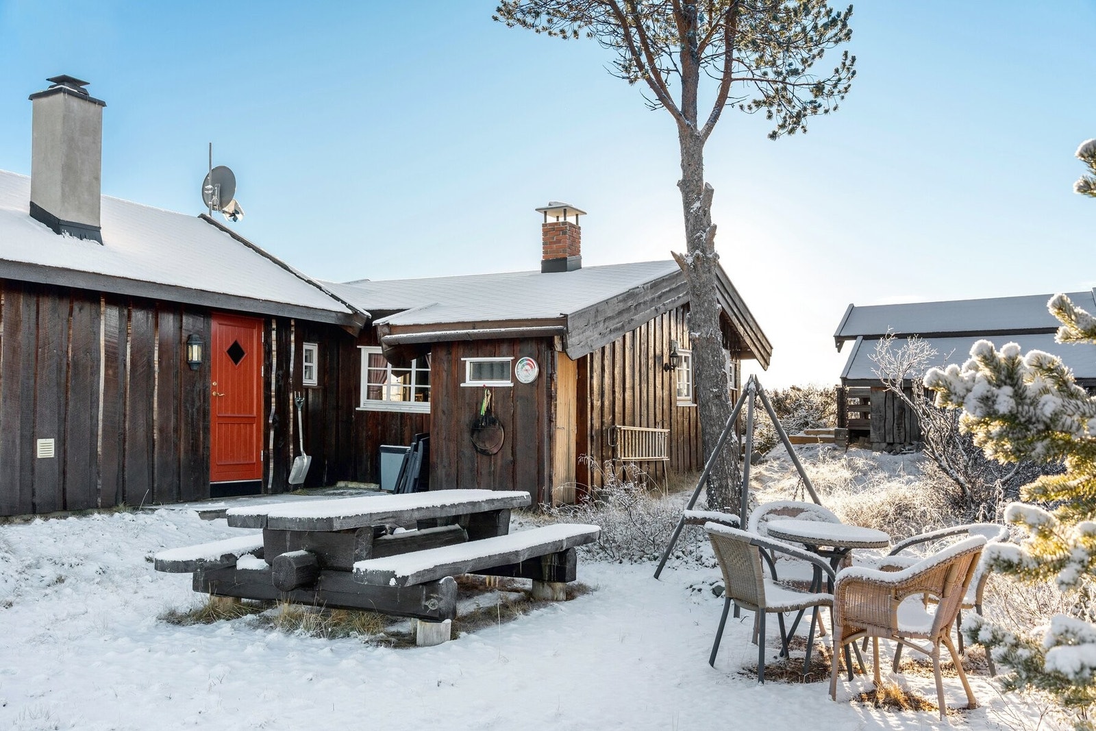 Hyggelig uteplass med god plass til utemøbler. Galleribilde