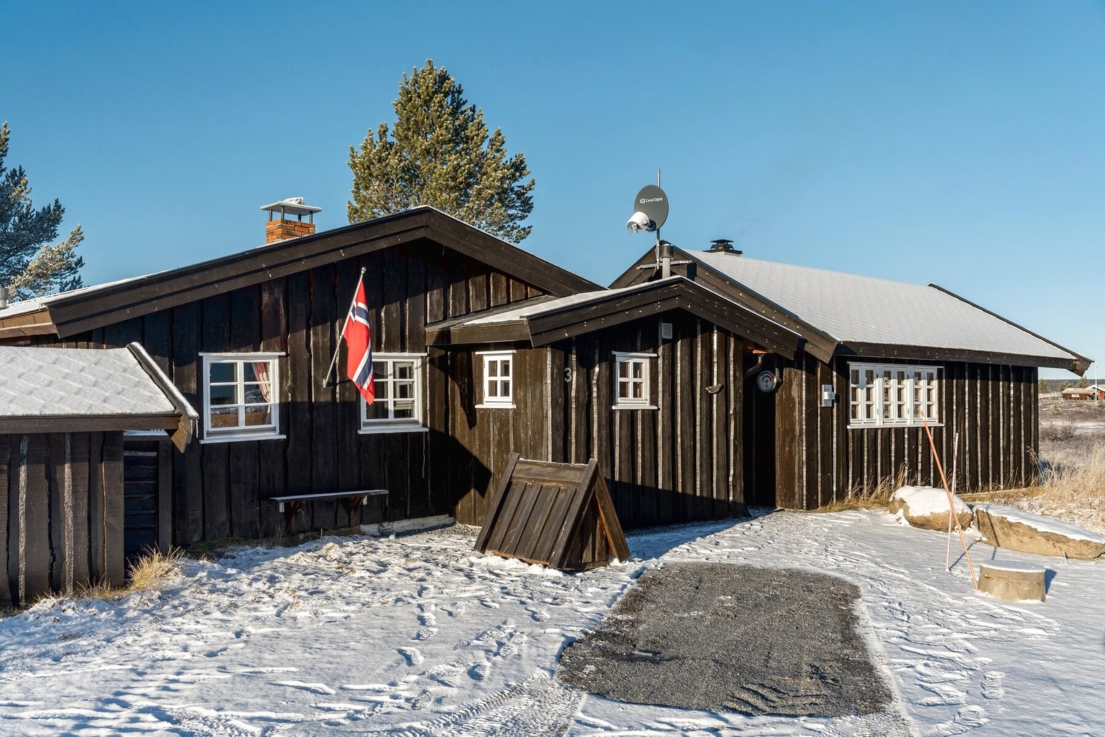 Hytta er oppført i 1965 og tilbygget med stue og bad i 2006. Galleribilde