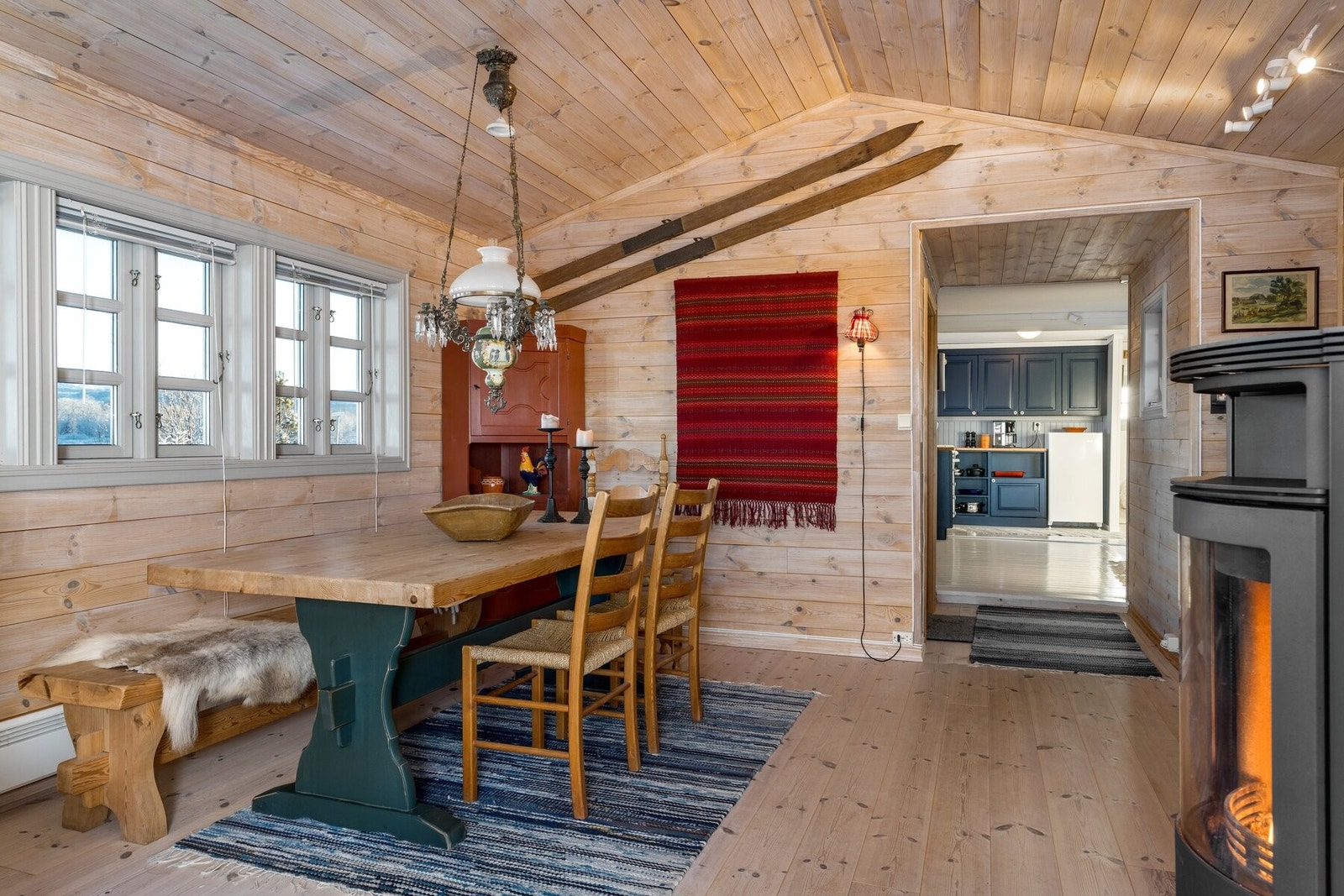 Koselig stue med god takhøyde. Galleribilde