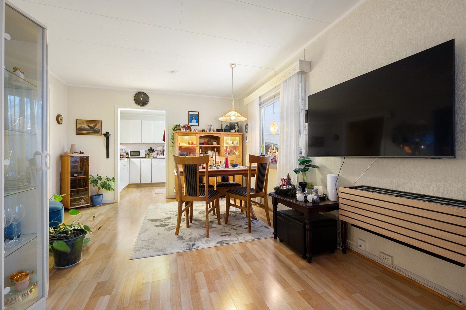 I dag er spisestua plassert på vei inn mot kjøkkenet - praktisk! Galleribilde