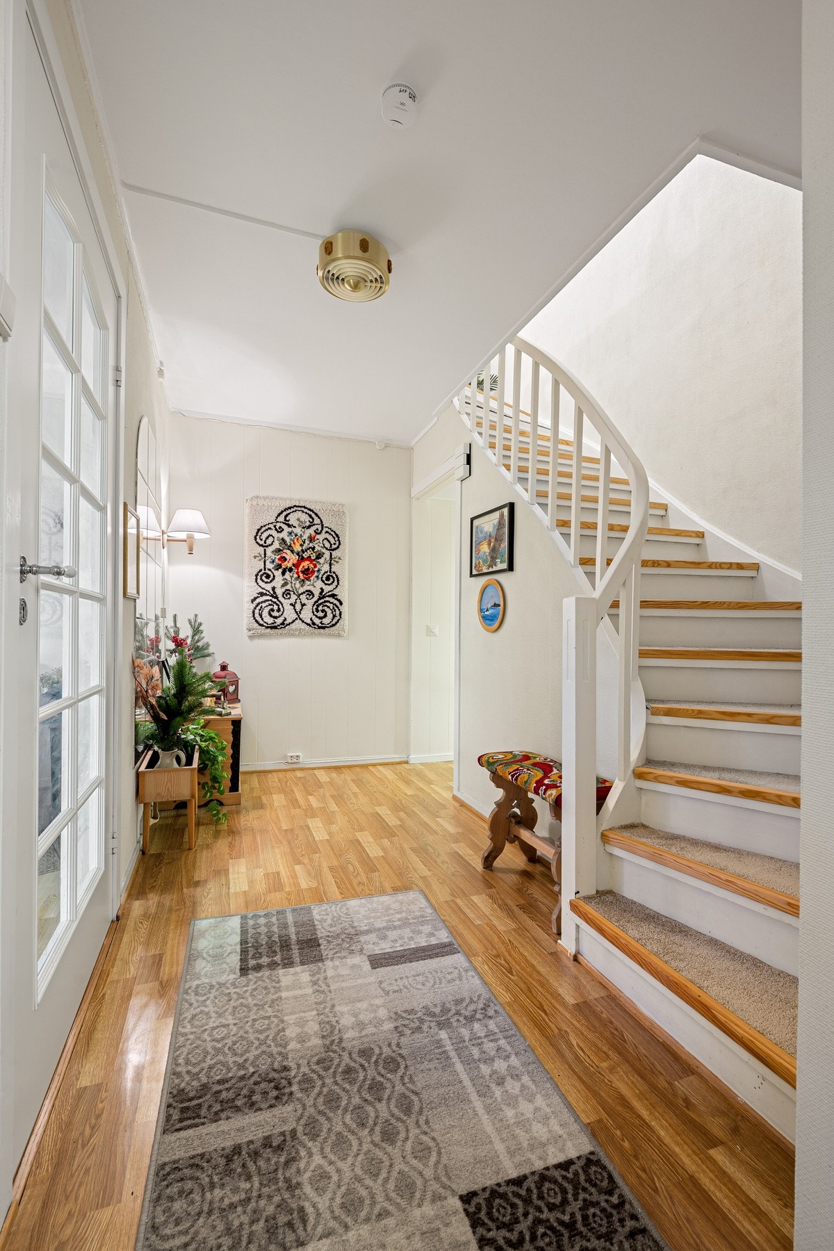 Gang mellom spisestue og trapp til 2. etasje Galleribilde