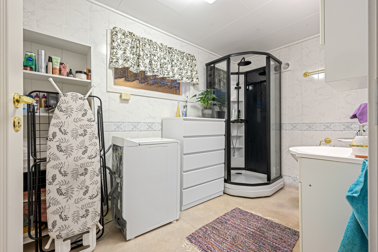 Her er det satt inn nytt dusjkabinett, ellers inneholder rommet toalett, servantinnredning og røropplegg for vaskemaskin Galleribilde