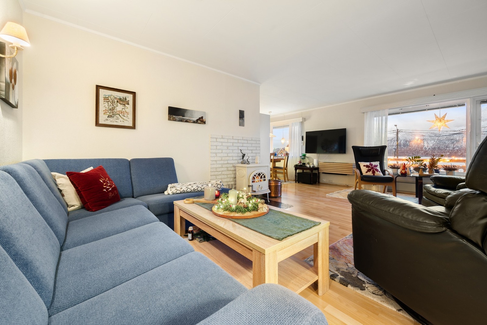 Store stuevinduer i front av boligen gir godt med dagslys inn og utsikt i retning havet Galleribilde