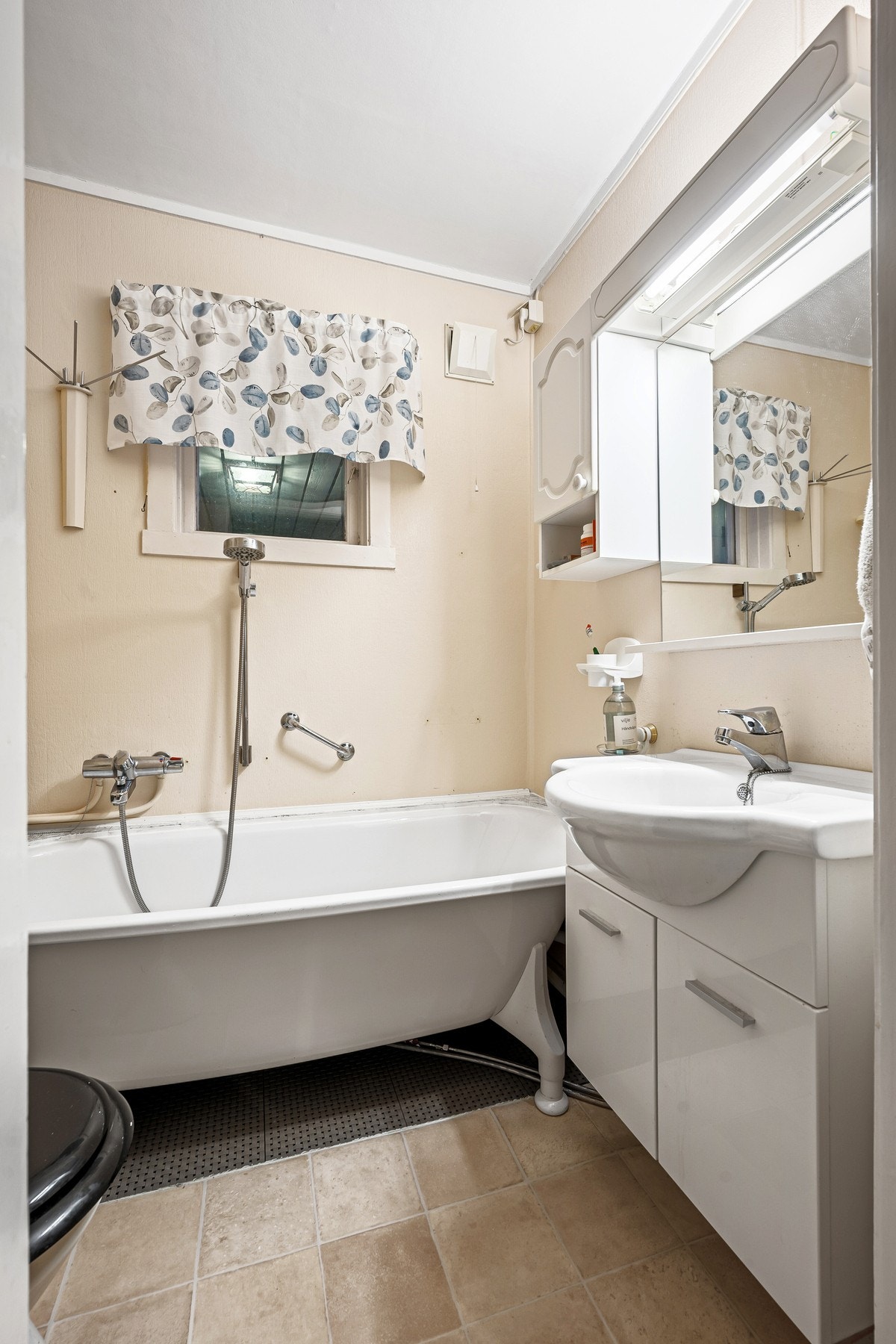 Bad 2 inneholder servantinnredning, badekar og toalett Galleribilde