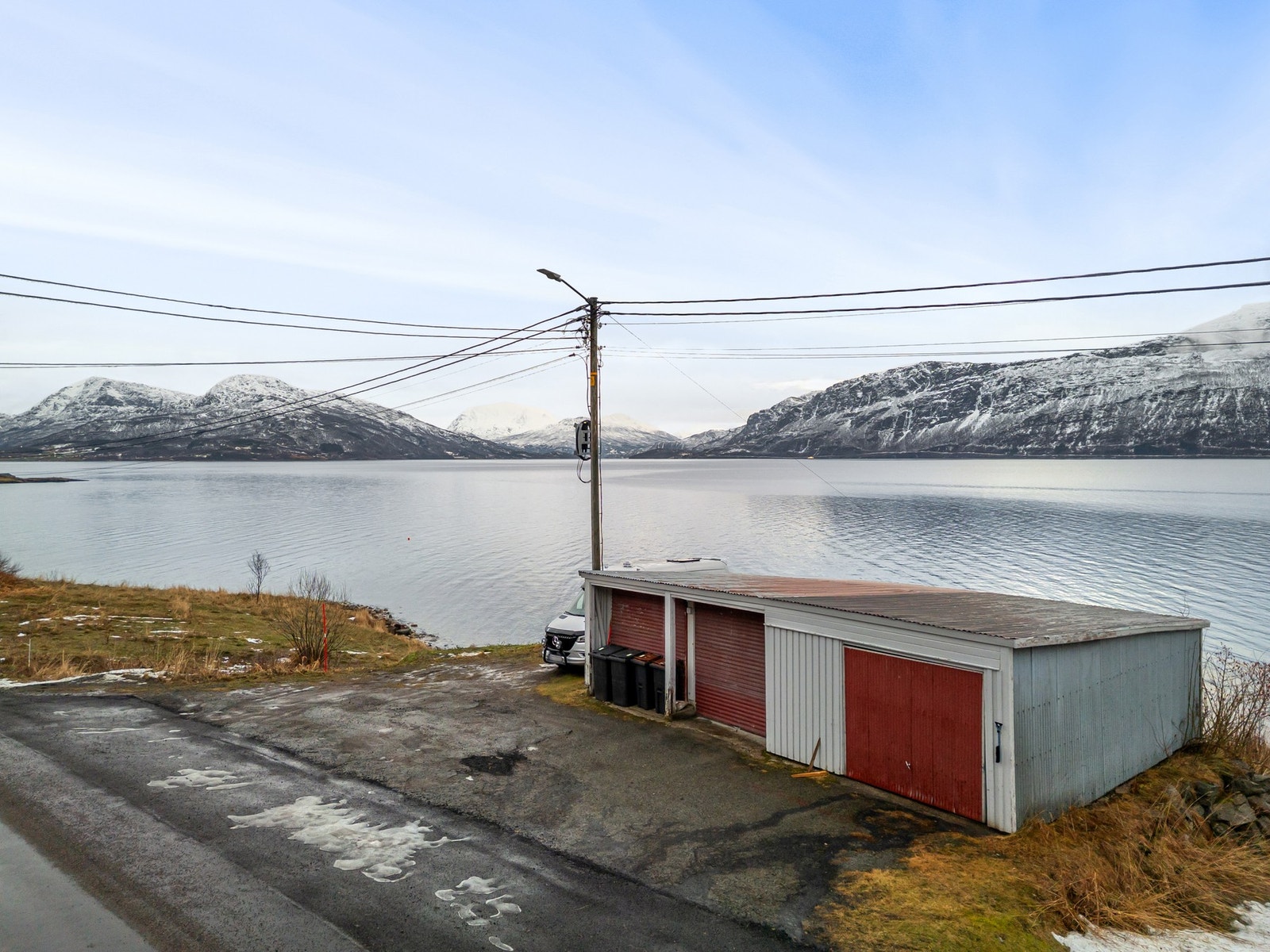 Garasje og ekstra parkeringsplass på andre siden av veien (Nabo har rett til dobbelgarasje til venstre) Galleribilde